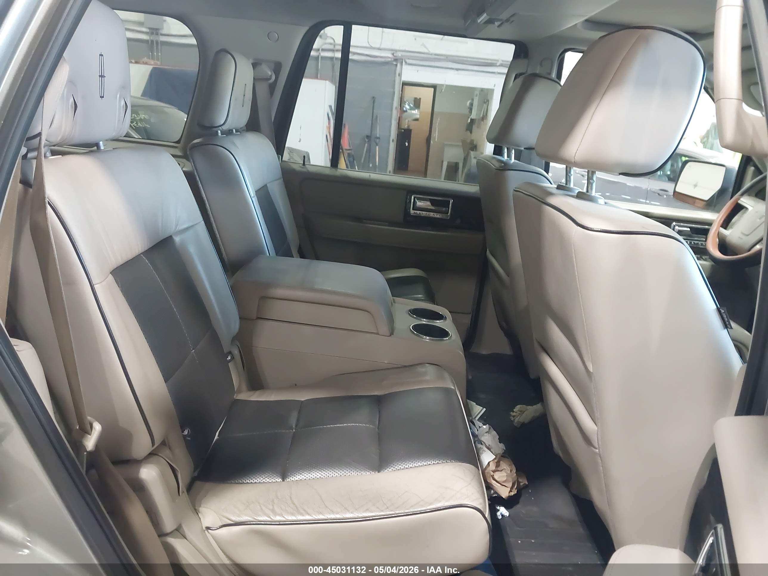 LINCOLN NAVIGATOR image 8