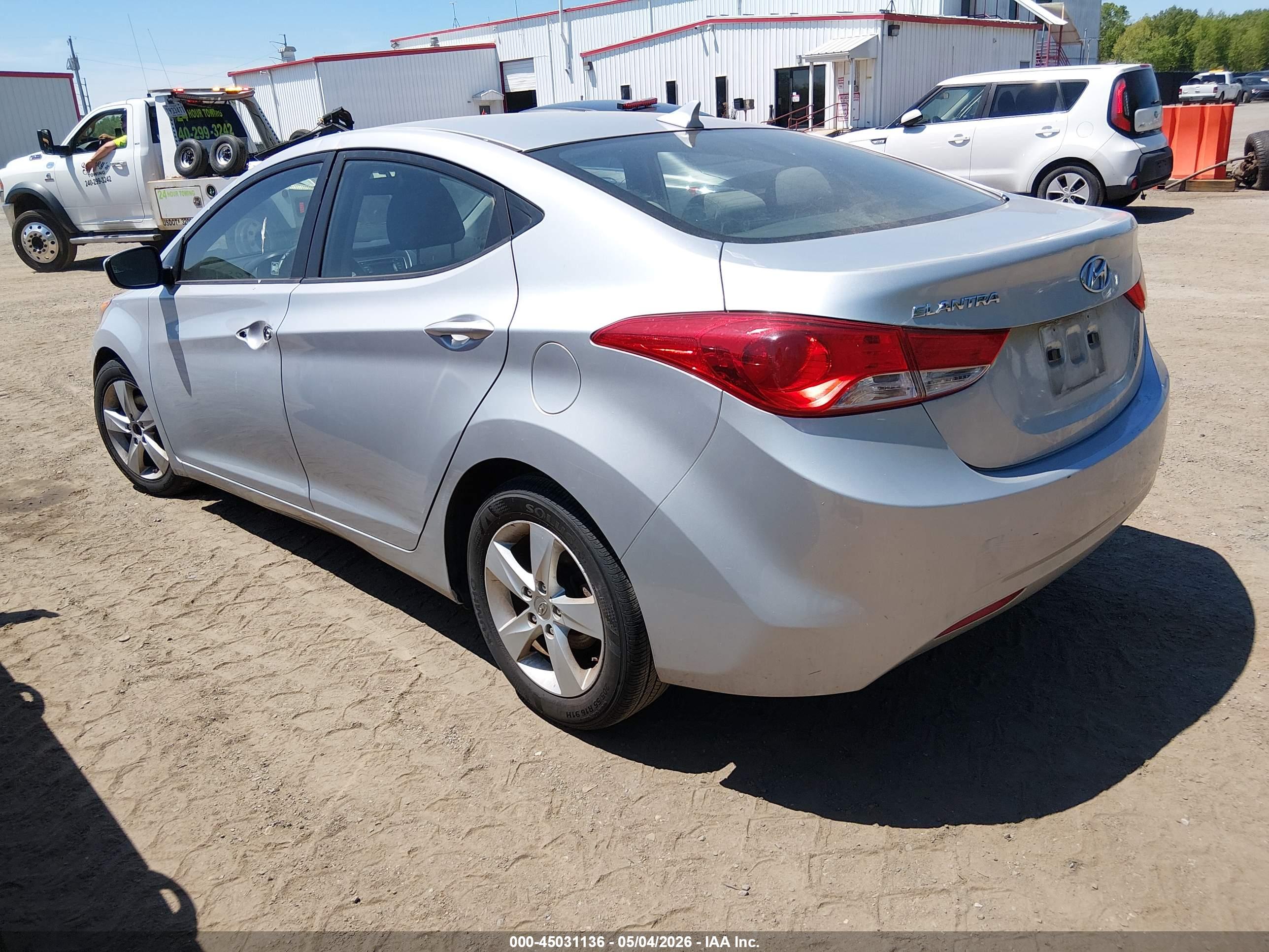 HYUNDAI ELANTRA image 3