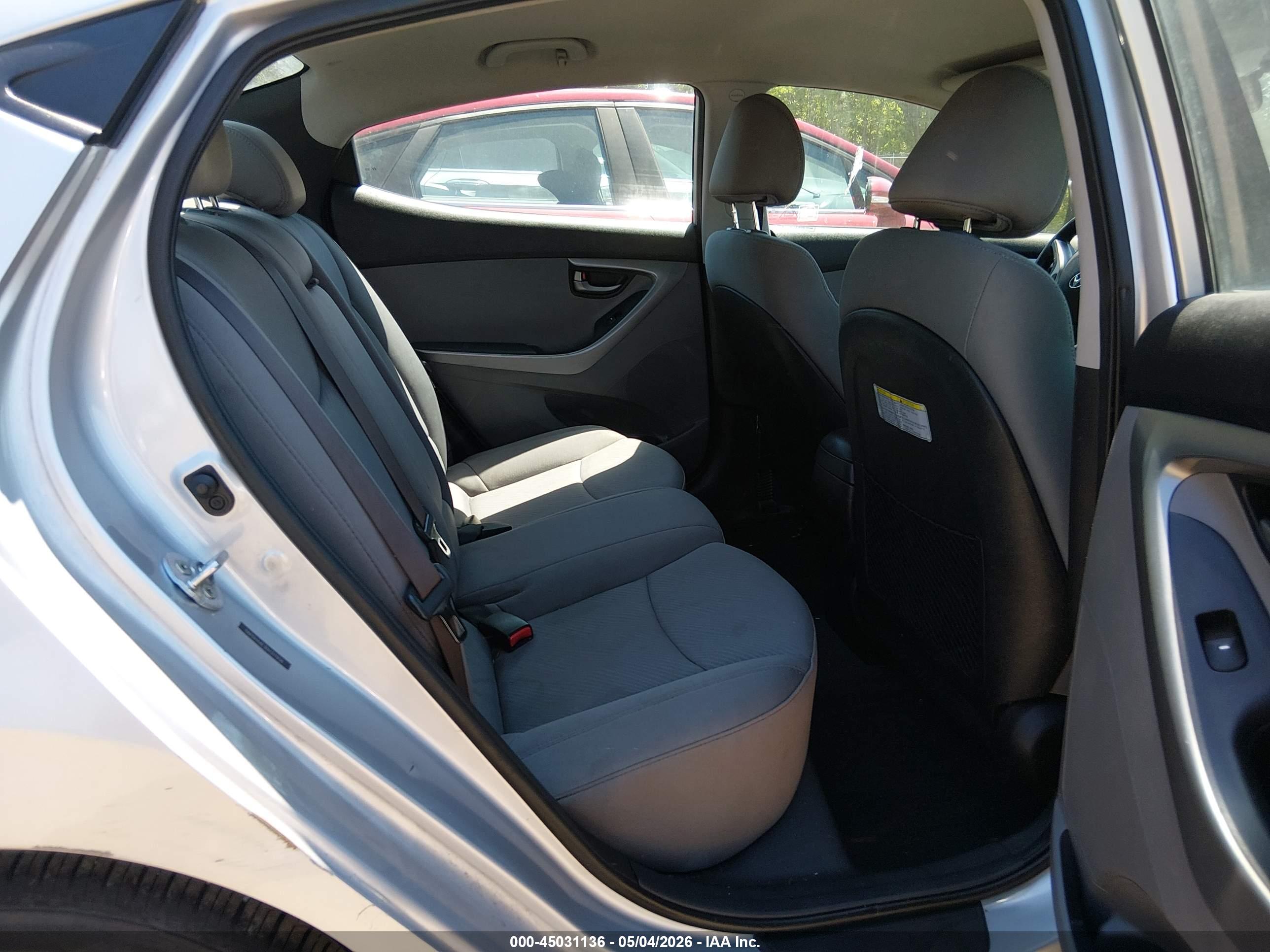 HYUNDAI ELANTRA image 8