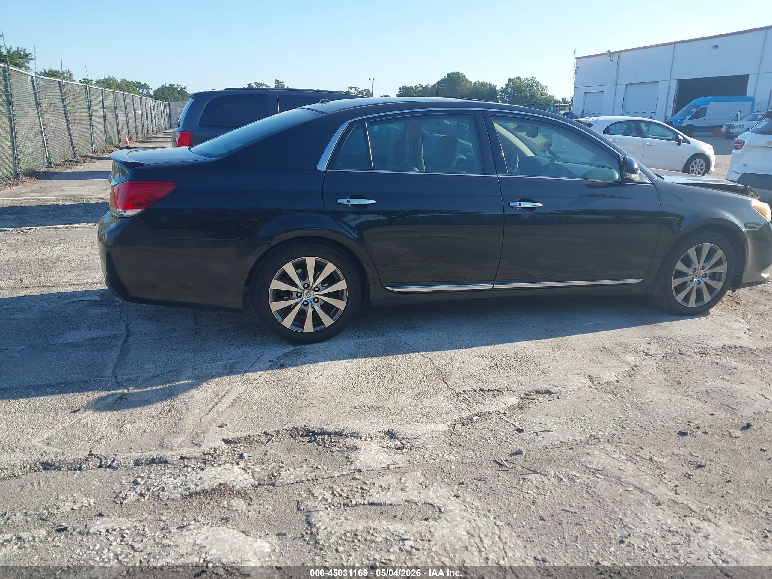 TOYOTA AVALON image 4