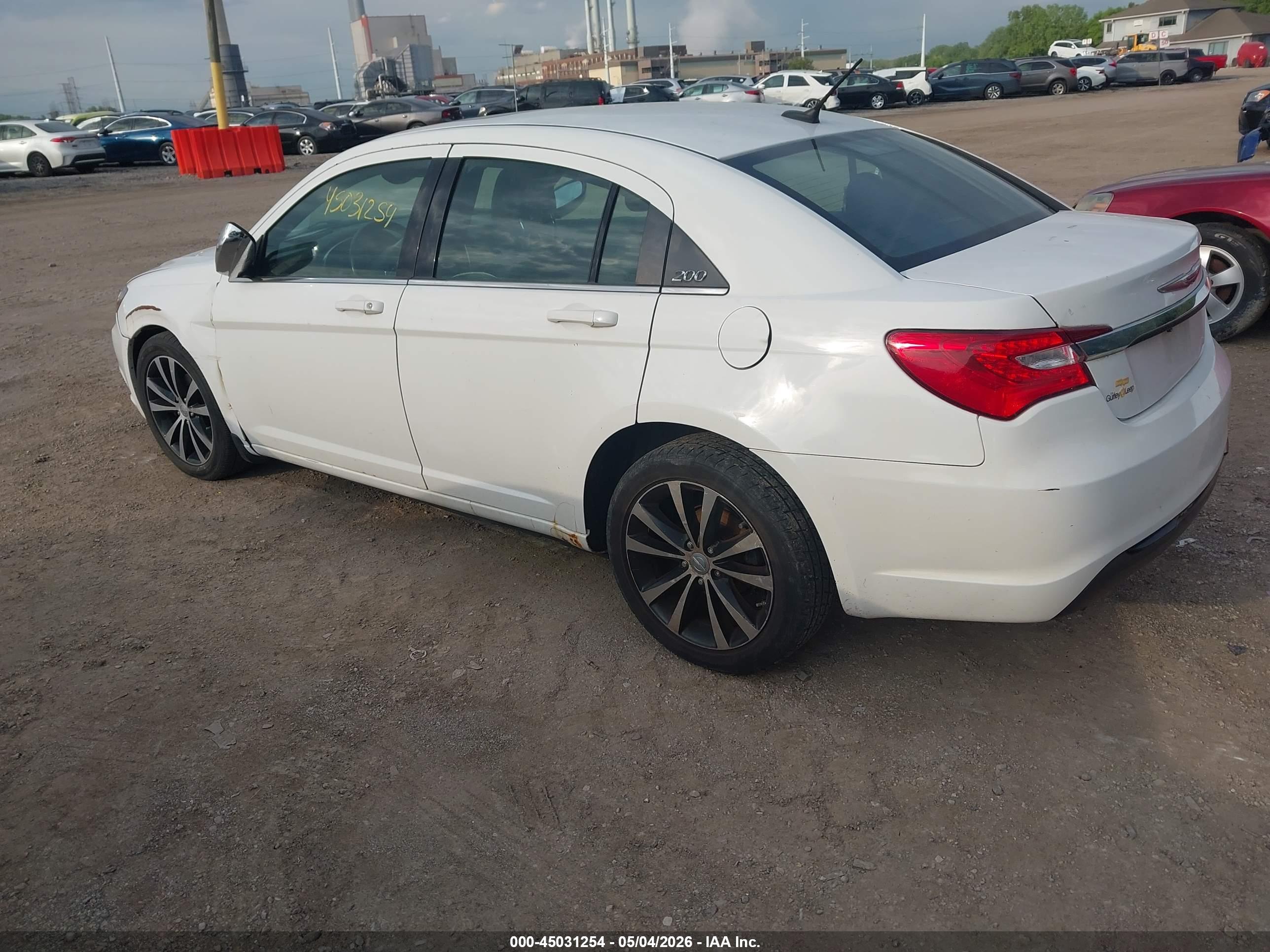CHRYSLER 200 image 3