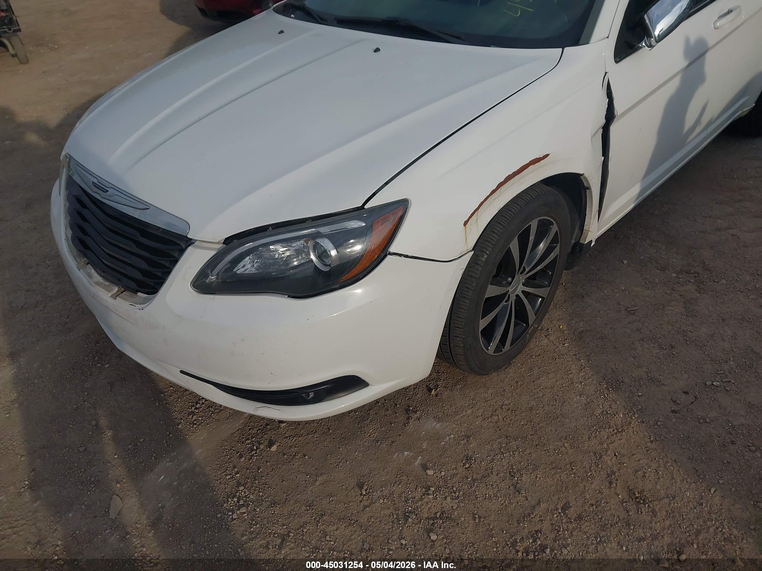 CHRYSLER 200 image 6