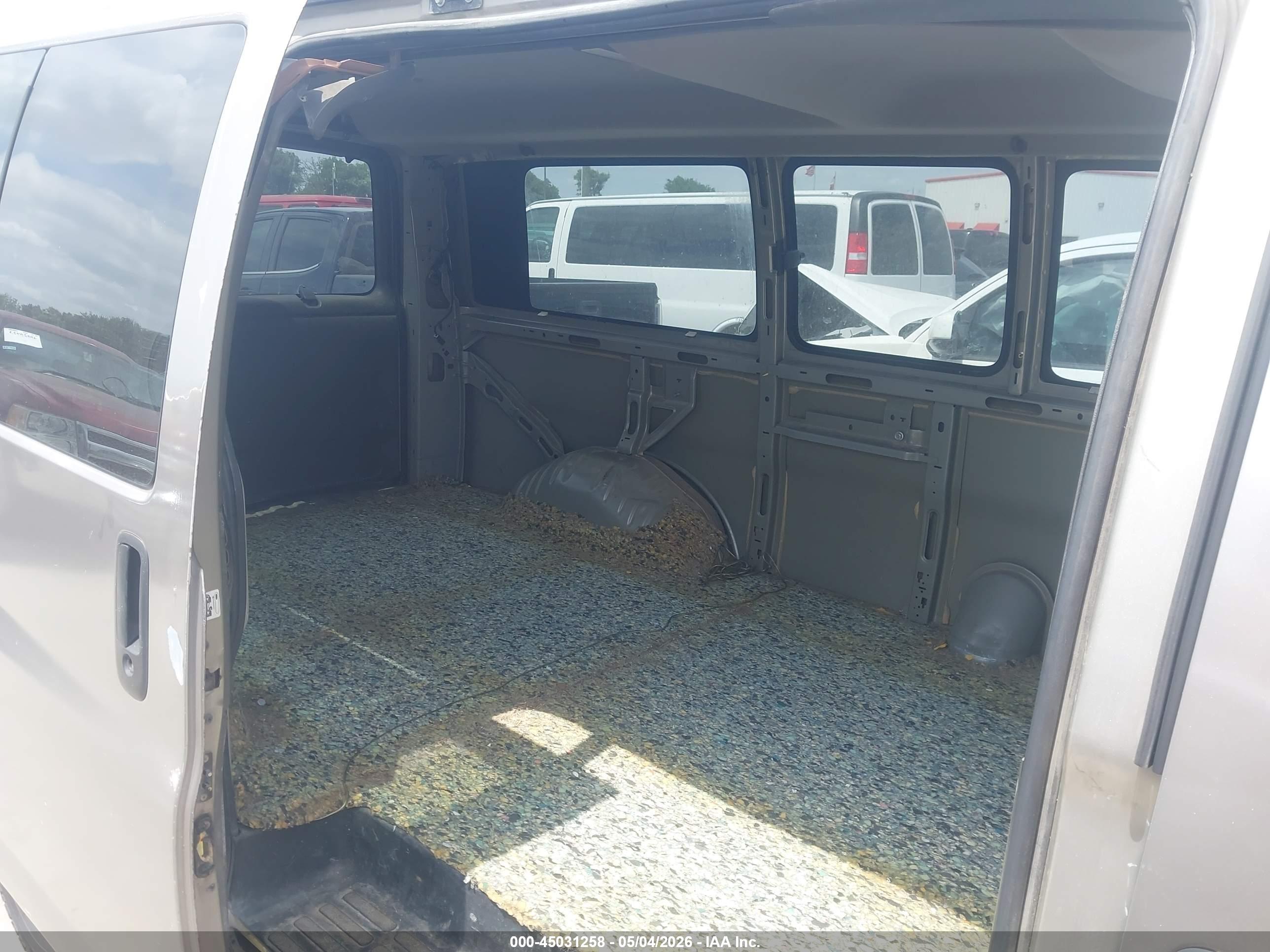 CHEVROLET EXPRESS image 8