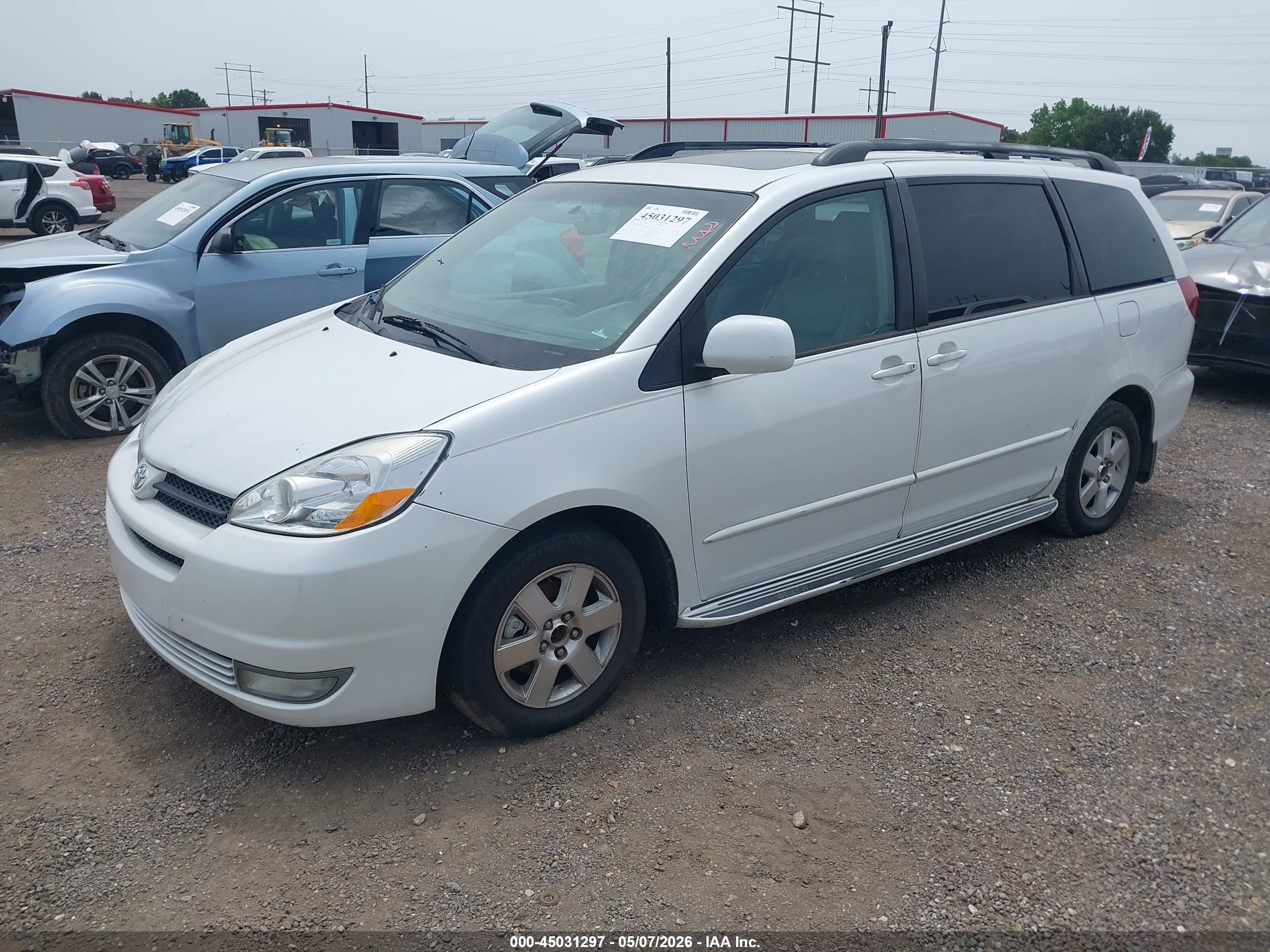 TOYOTA SIENNA image 2
