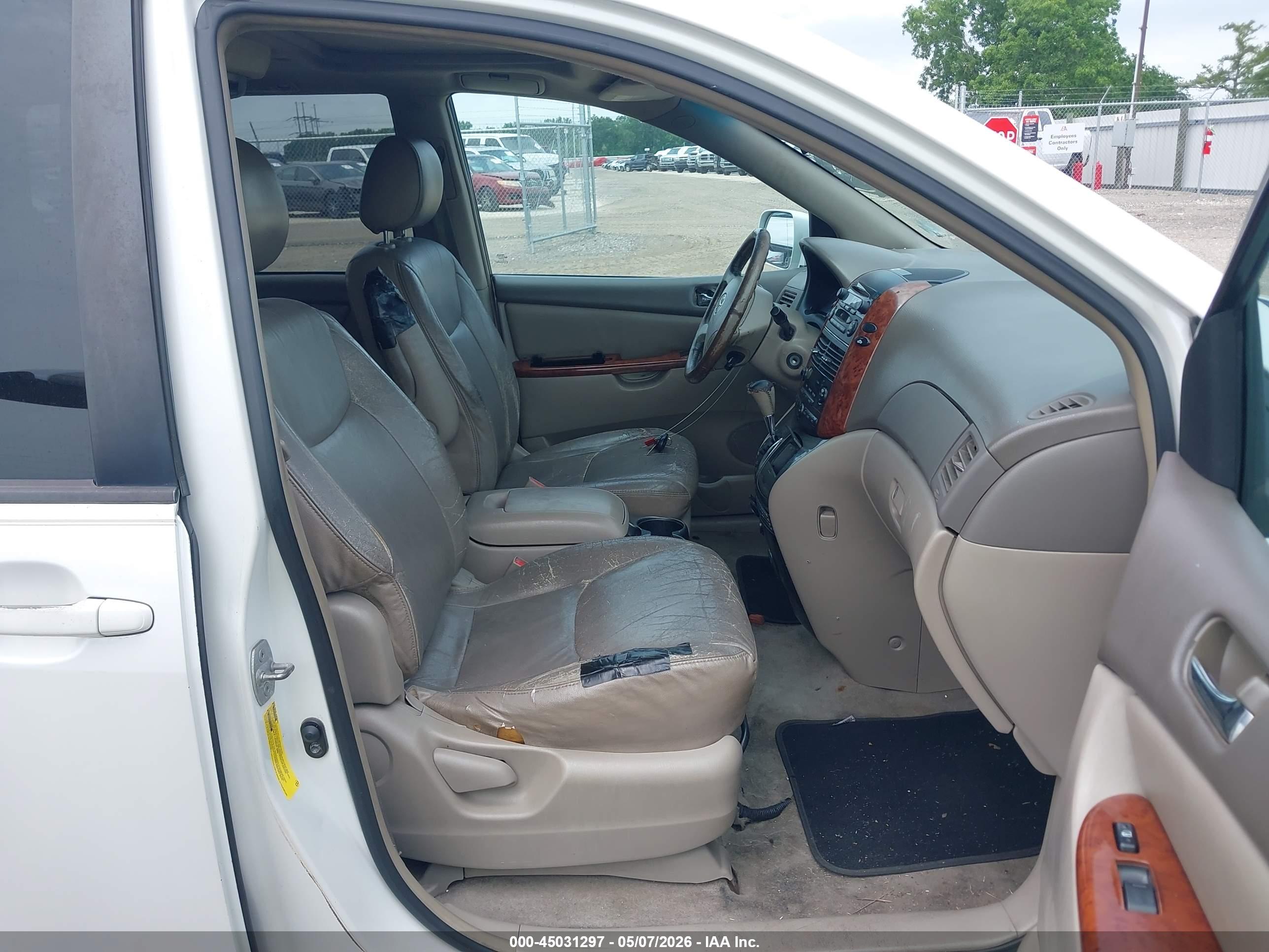 TOYOTA SIENNA image 5