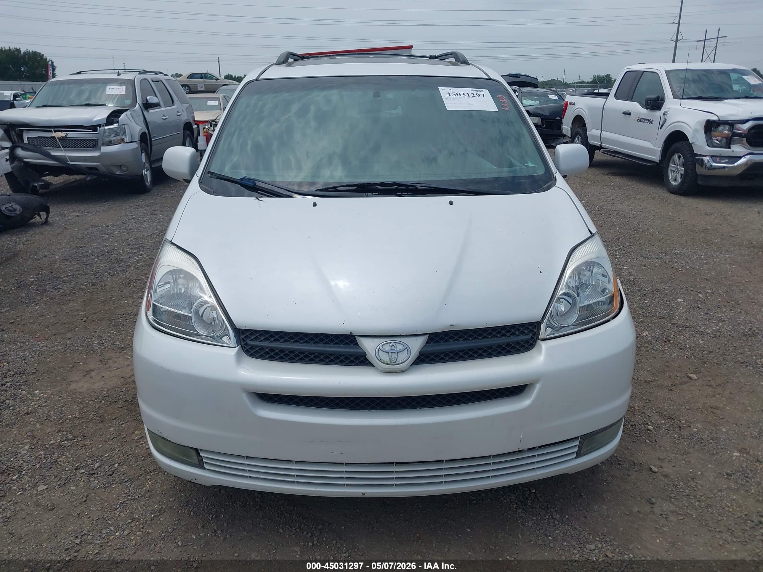 TOYOTA SIENNA image 6