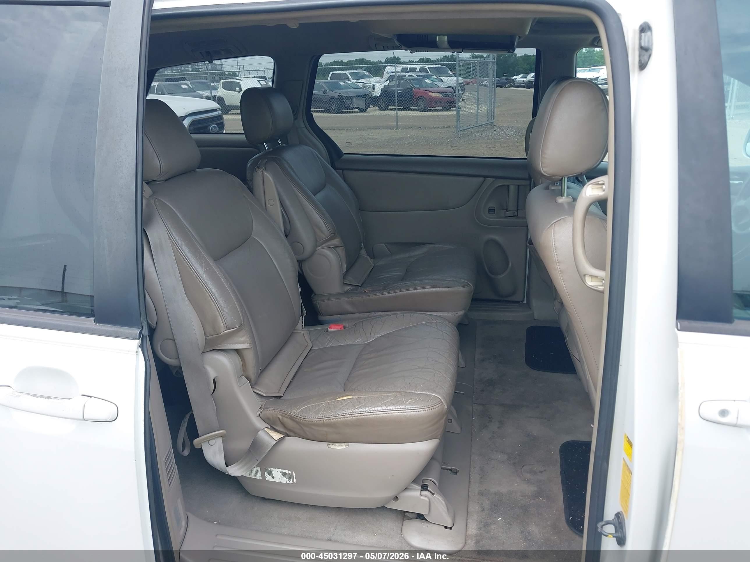 TOYOTA SIENNA image 8