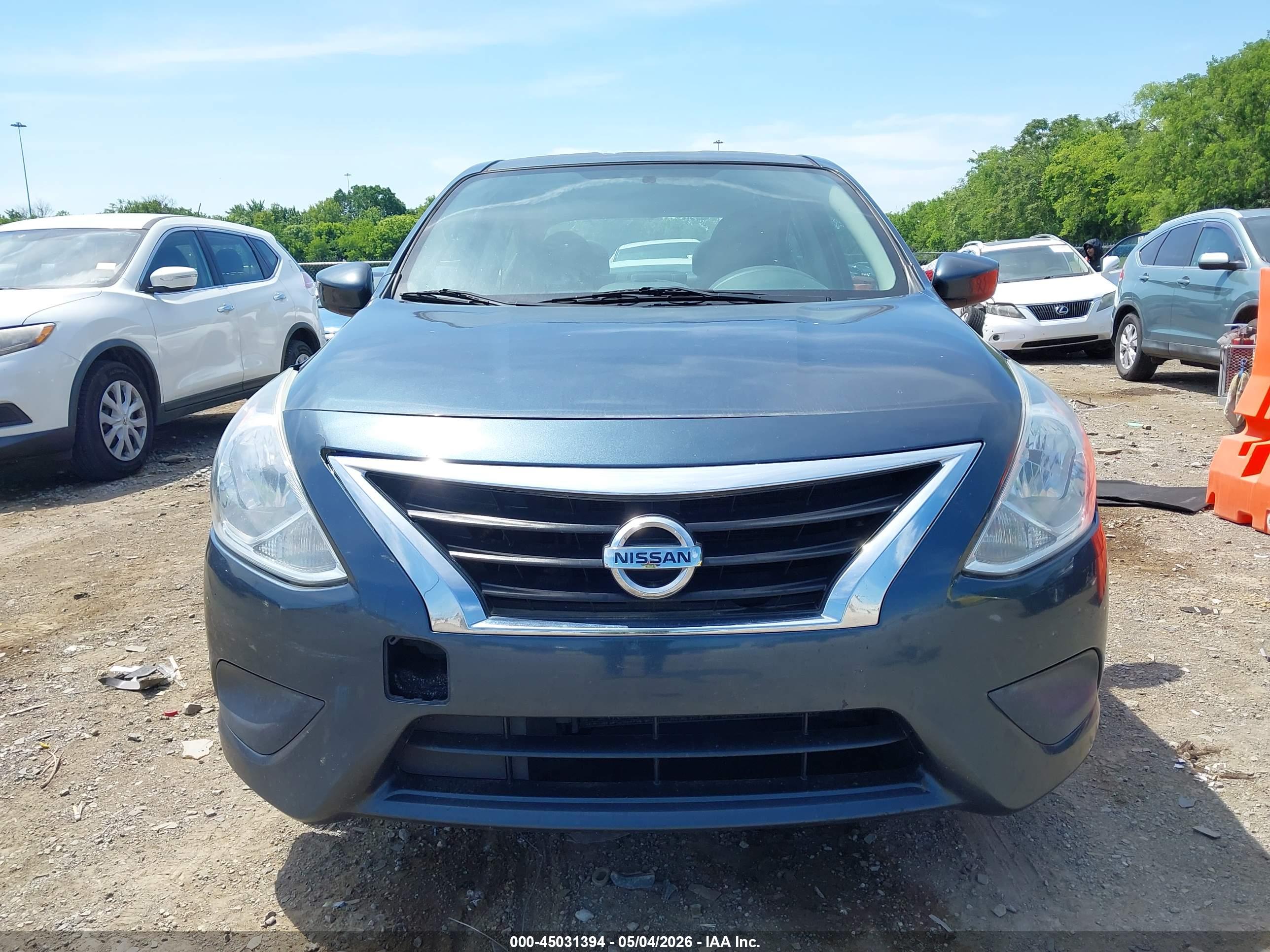 NISSAN VERSA image 6