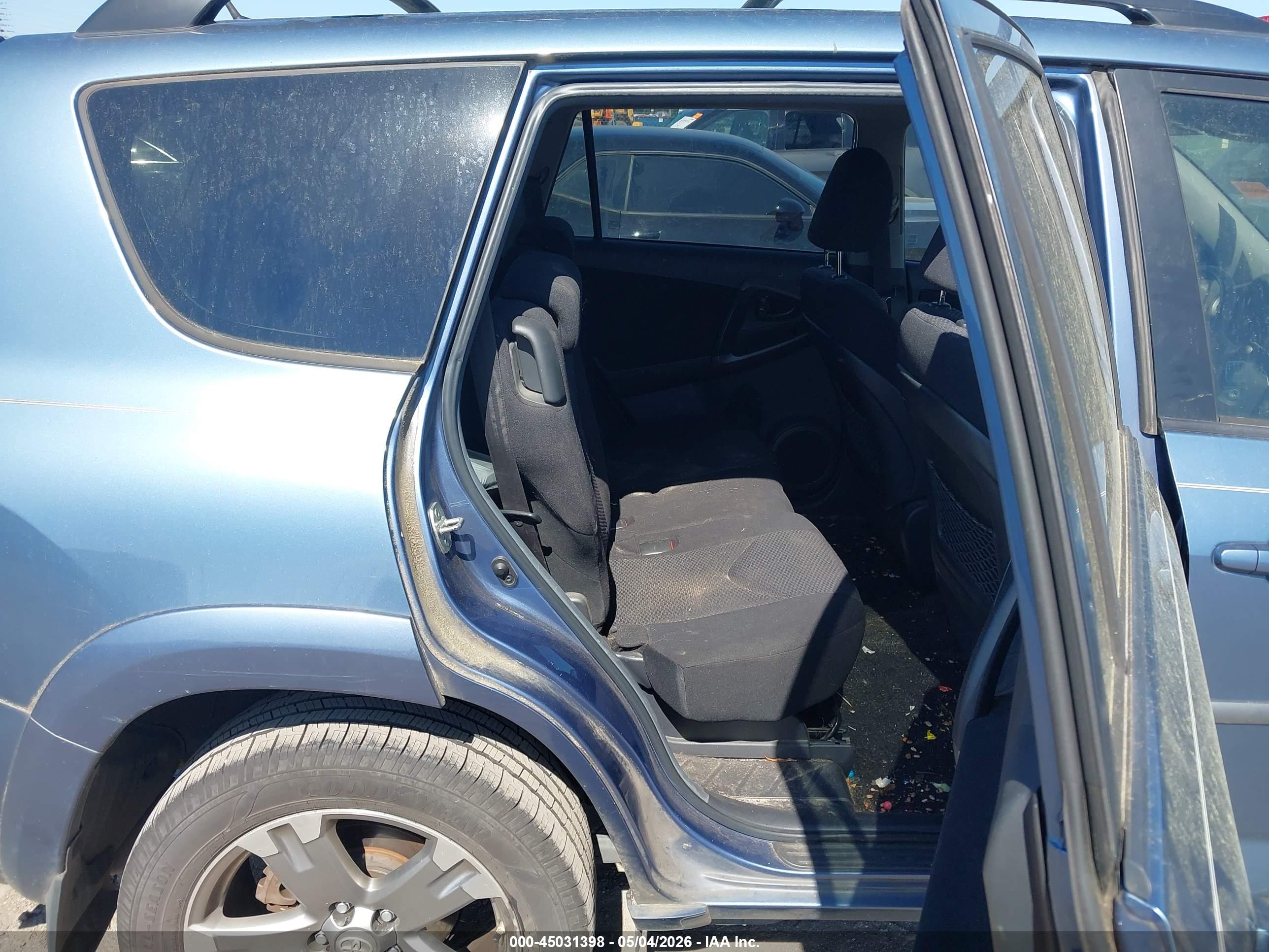TOYOTA RAV4 image 8