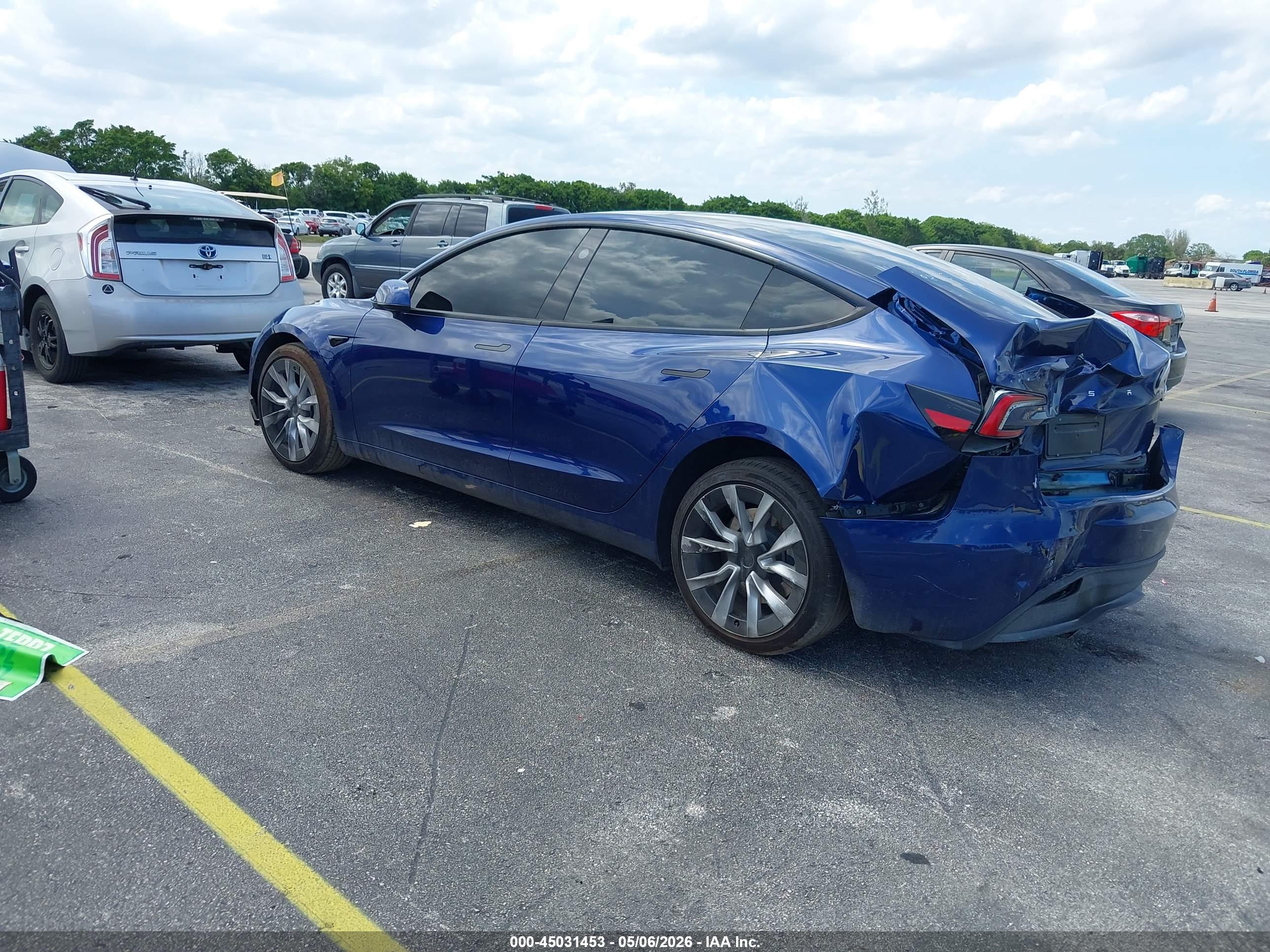 TESLA MODEL image 3