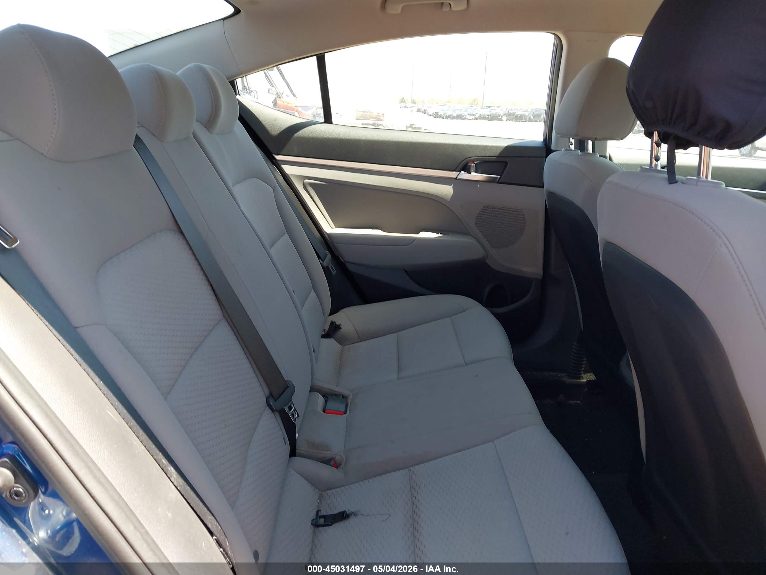 HYUNDAI ELANTRA image 8