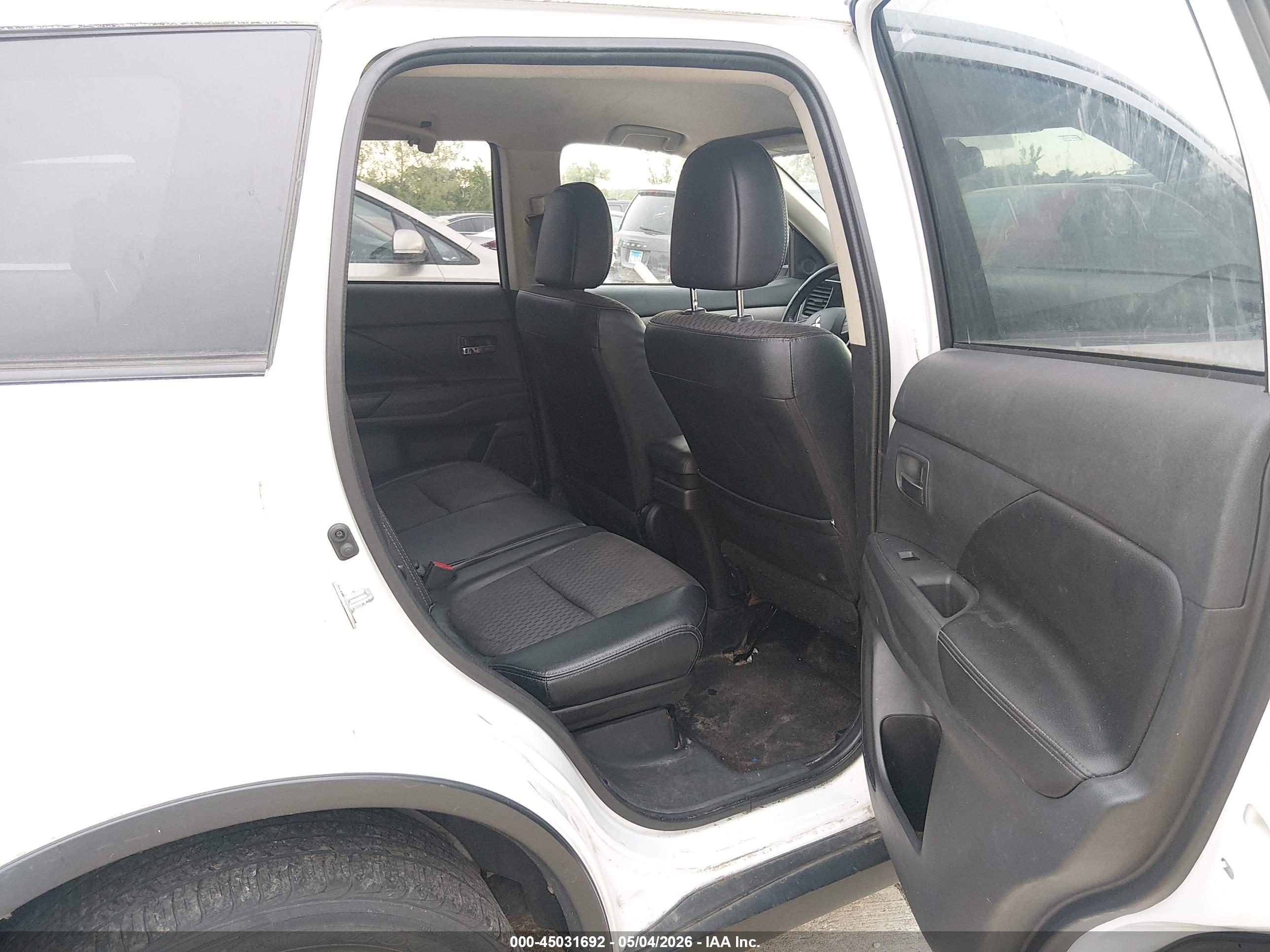MITSUBISHI OUTLANDER image 8