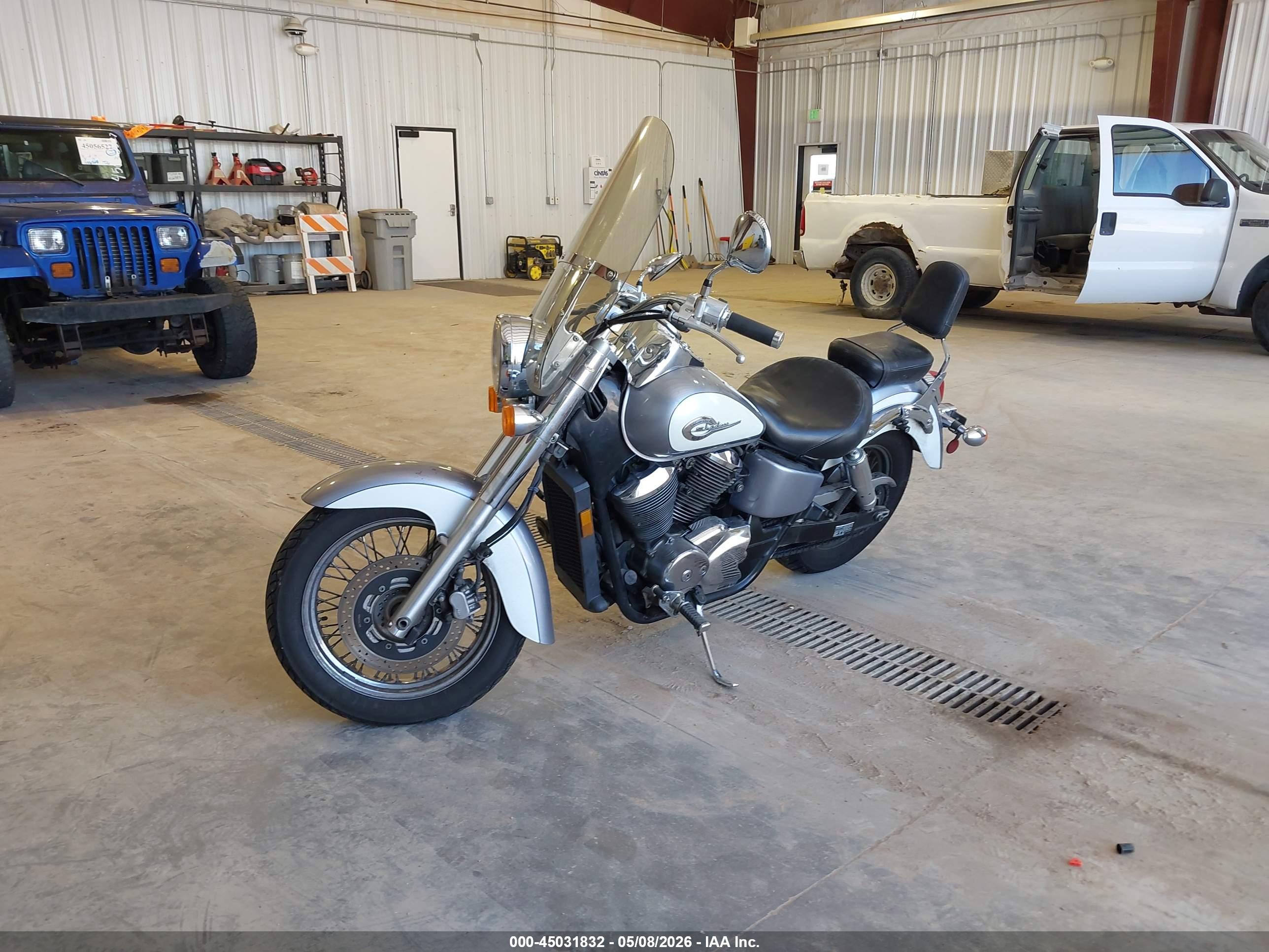 HONDA VT750 image 2