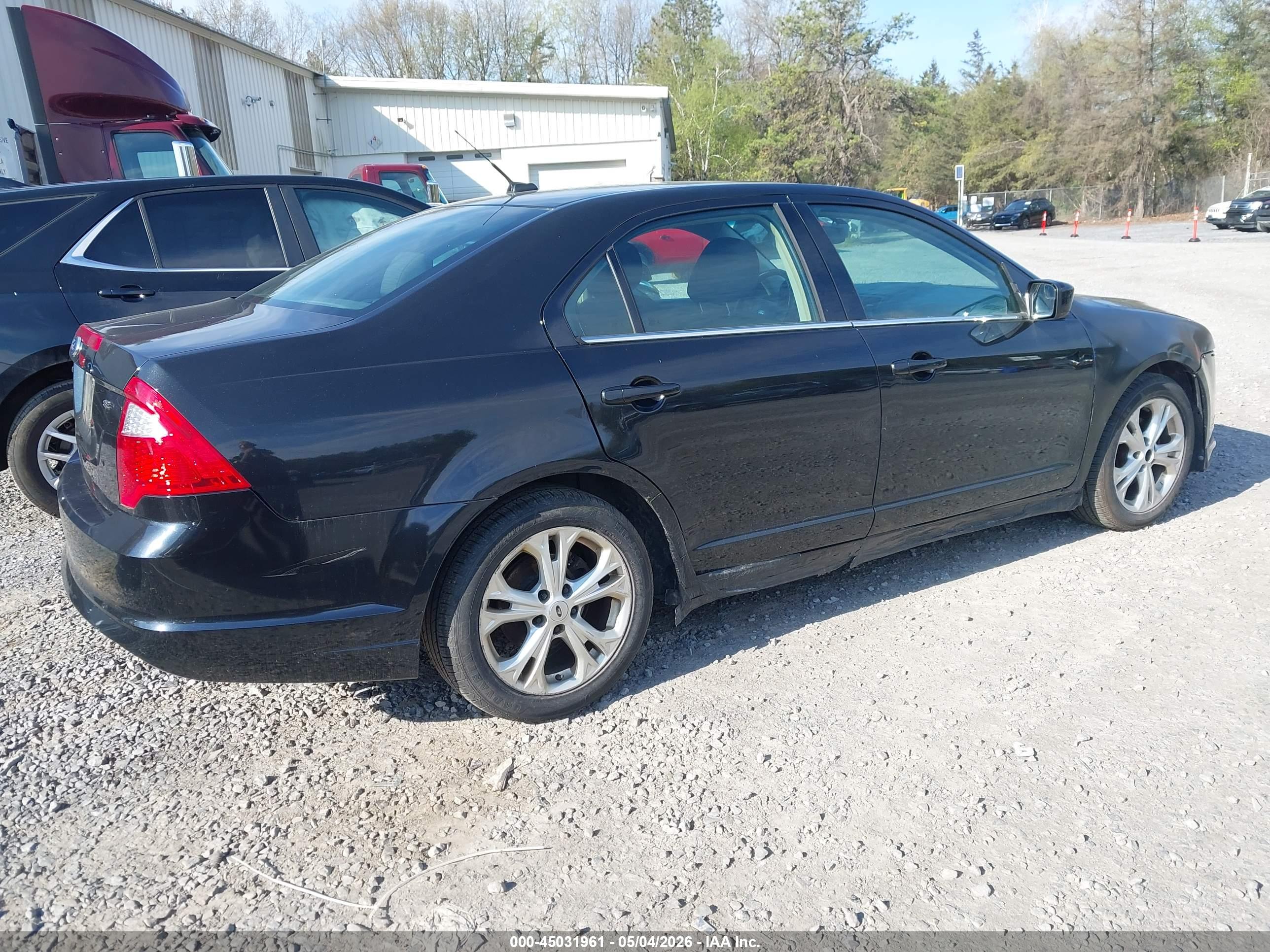 FORD FUSION image 4