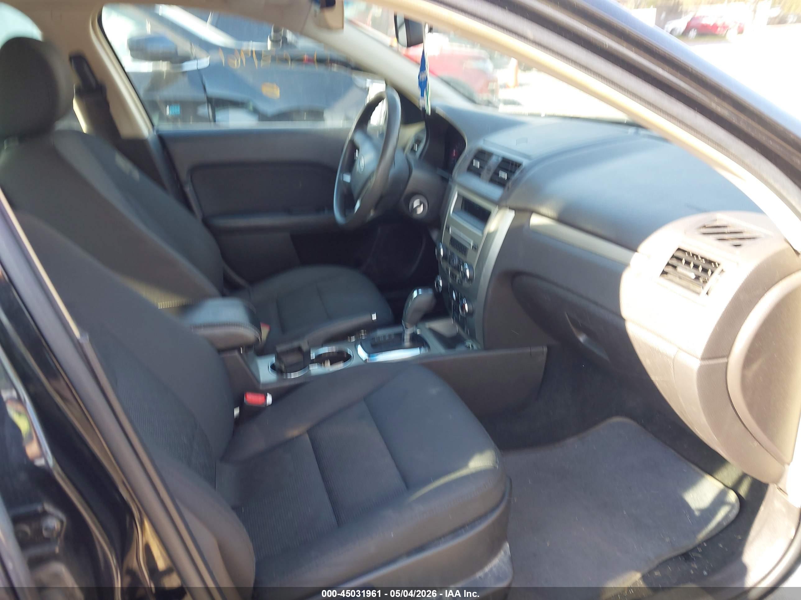 FORD FUSION image 5