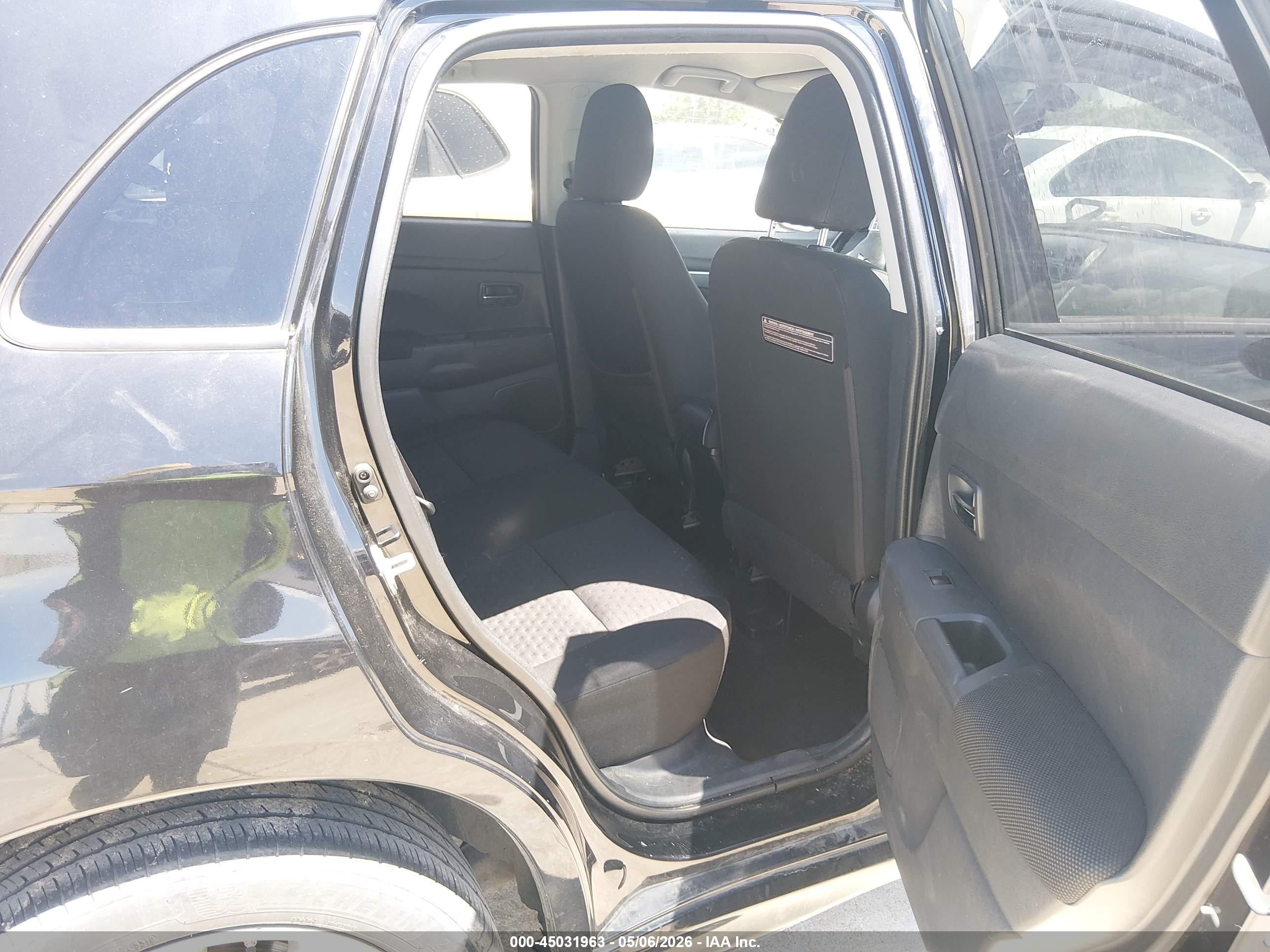 MITSUBISHI OUTLANDER image 8