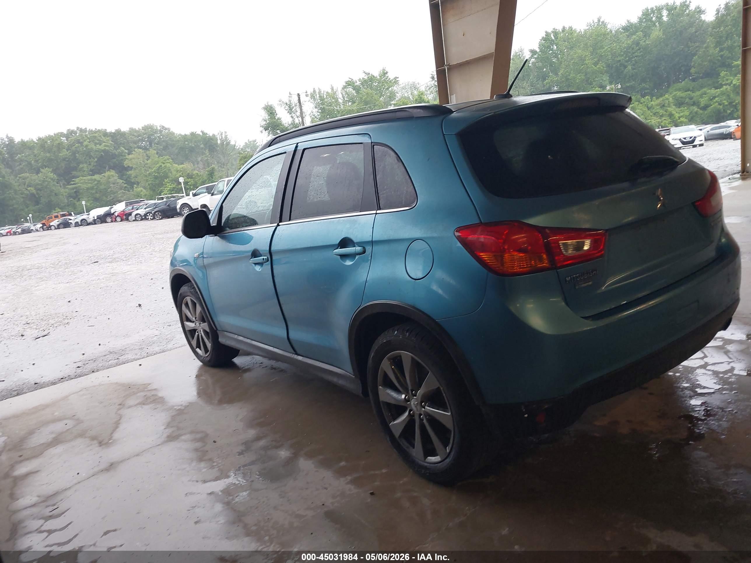 MITSUBISHI OUTLANDER image 3