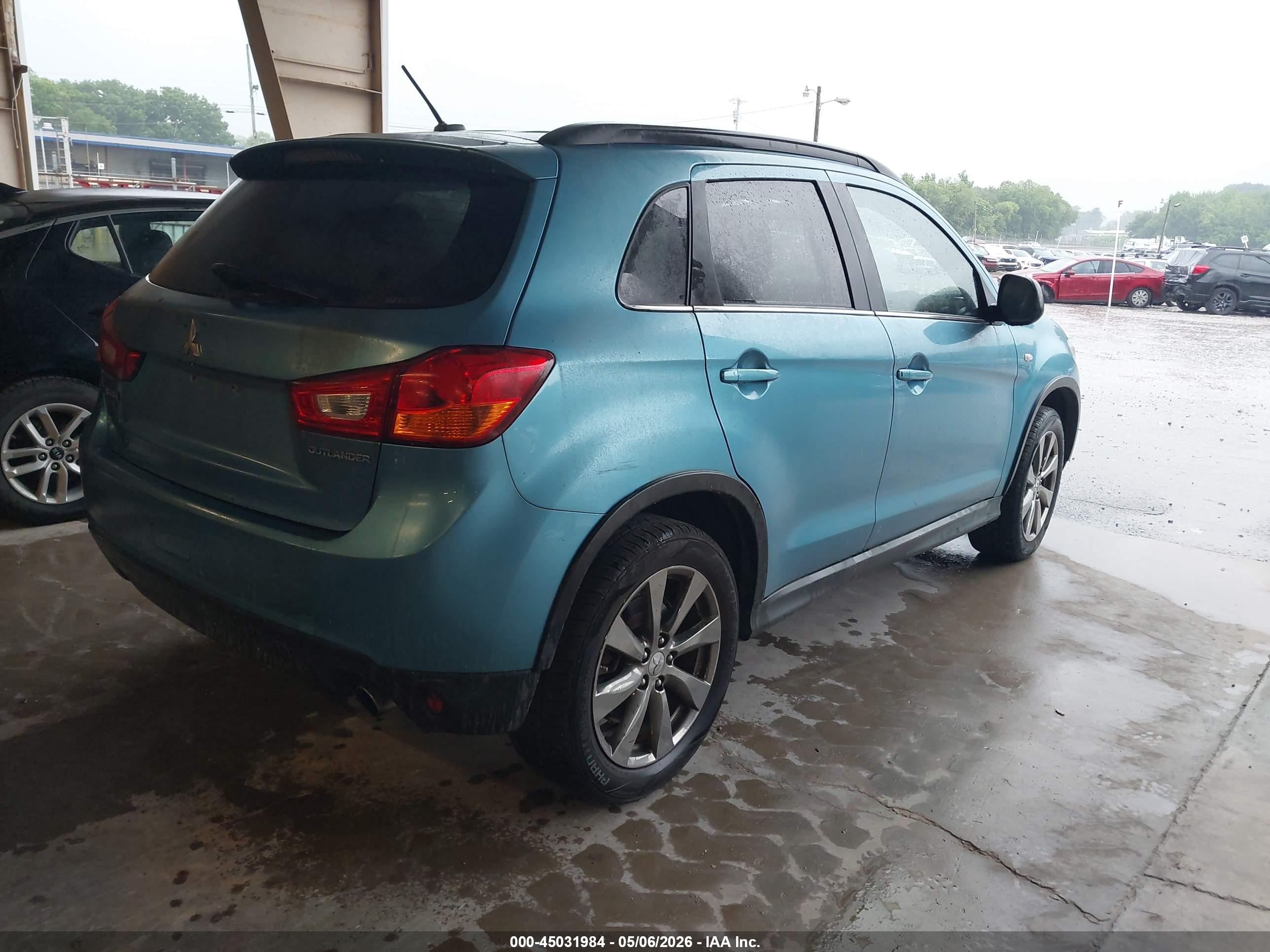 MITSUBISHI OUTLANDER image 4