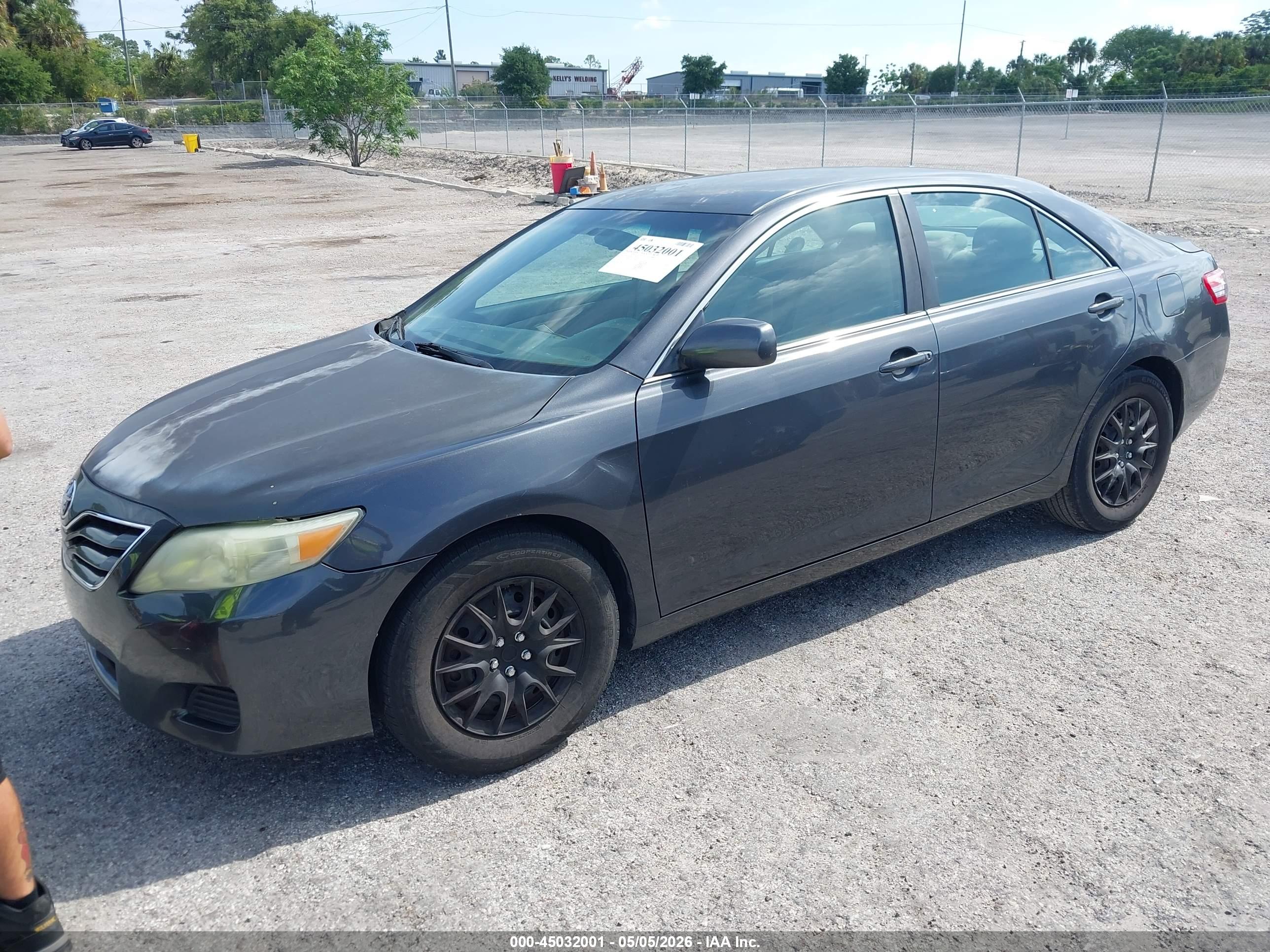 TOYOTA CAMRY image 2
