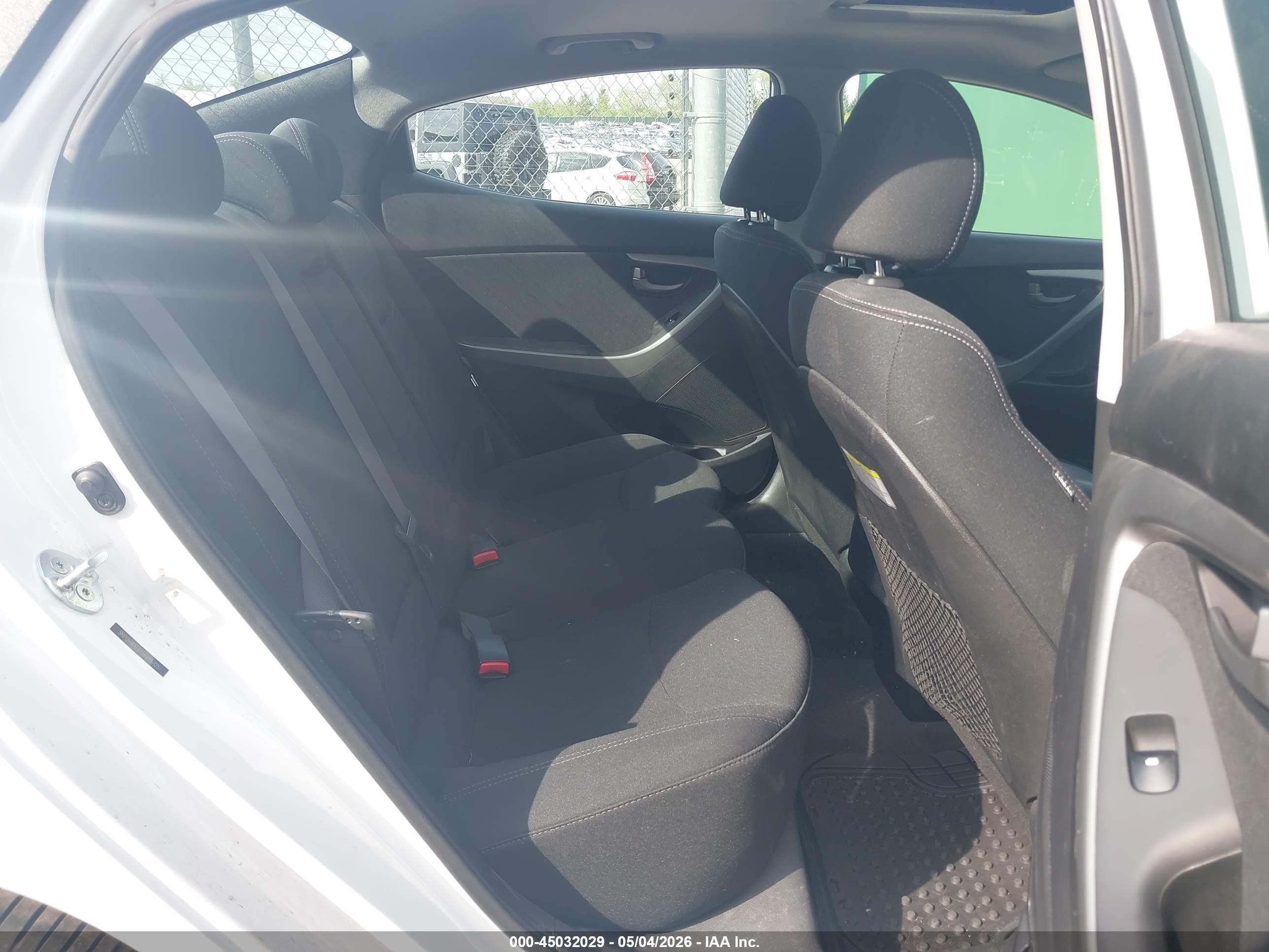 HYUNDAI ELANTRA image 8