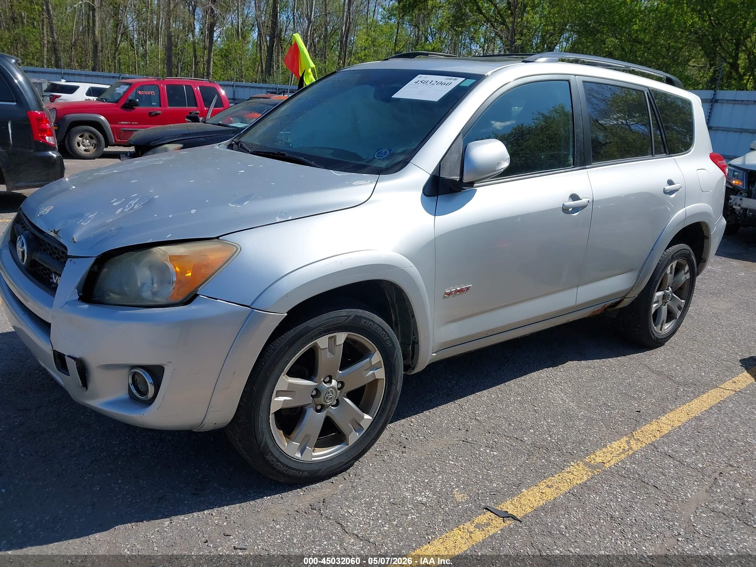 TOYOTA RAV4 image 2