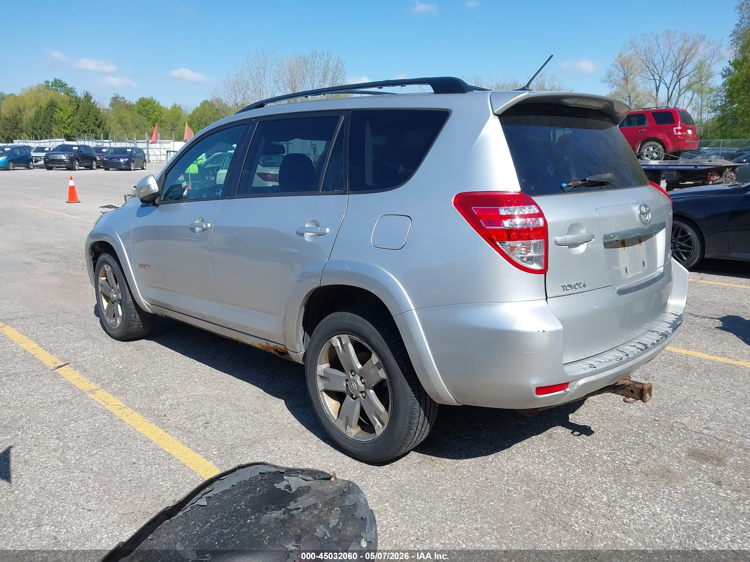 TOYOTA RAV4 image 3