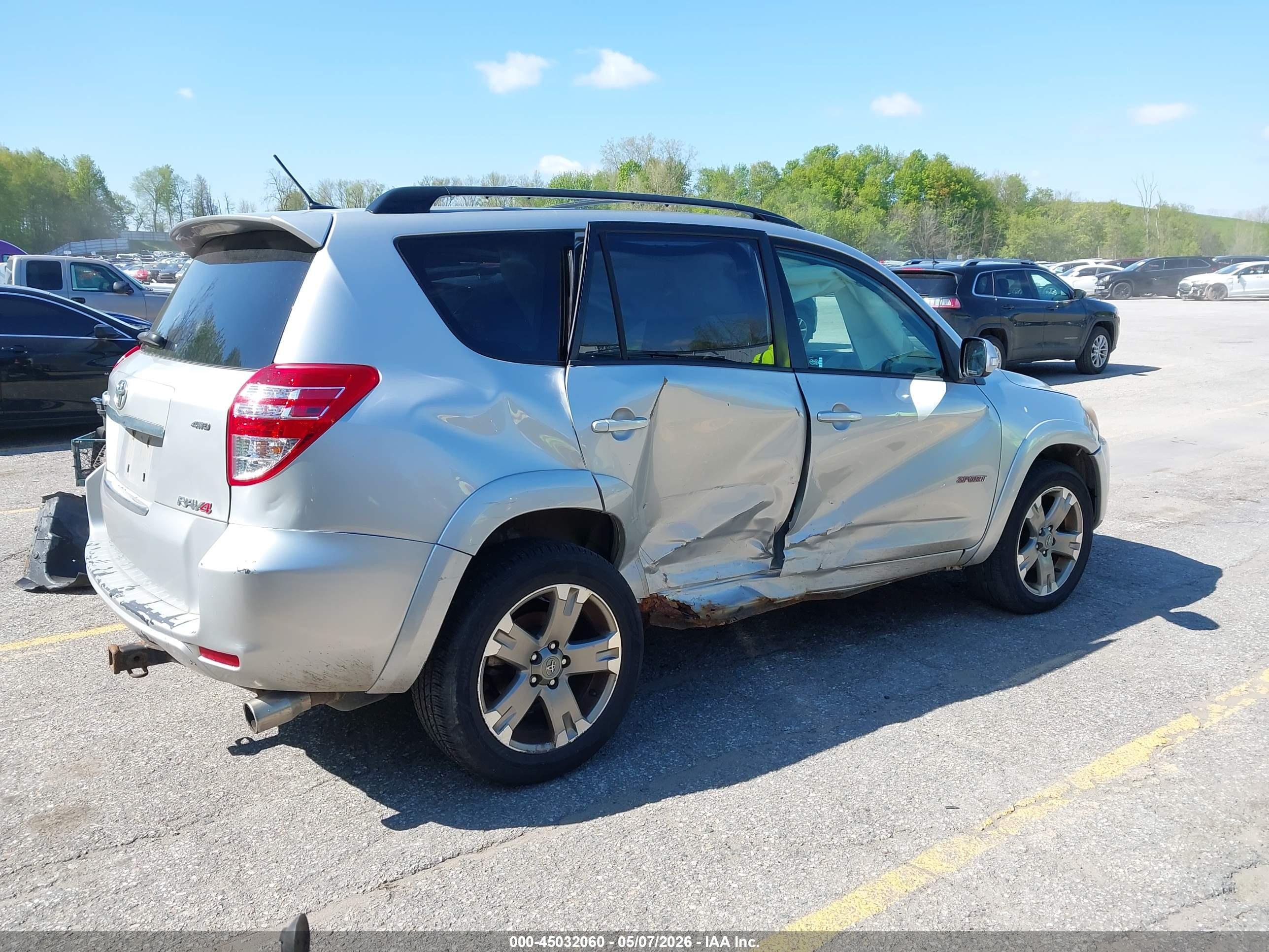 TOYOTA RAV4 image 4