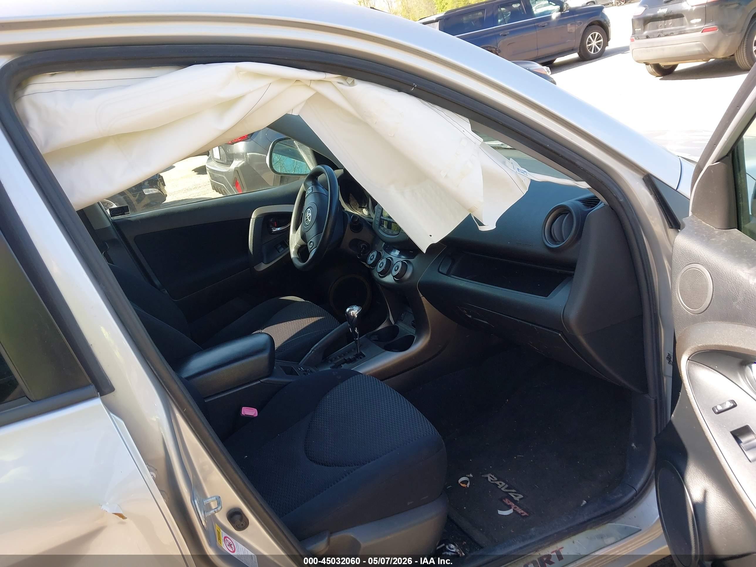 TOYOTA RAV4 image 5