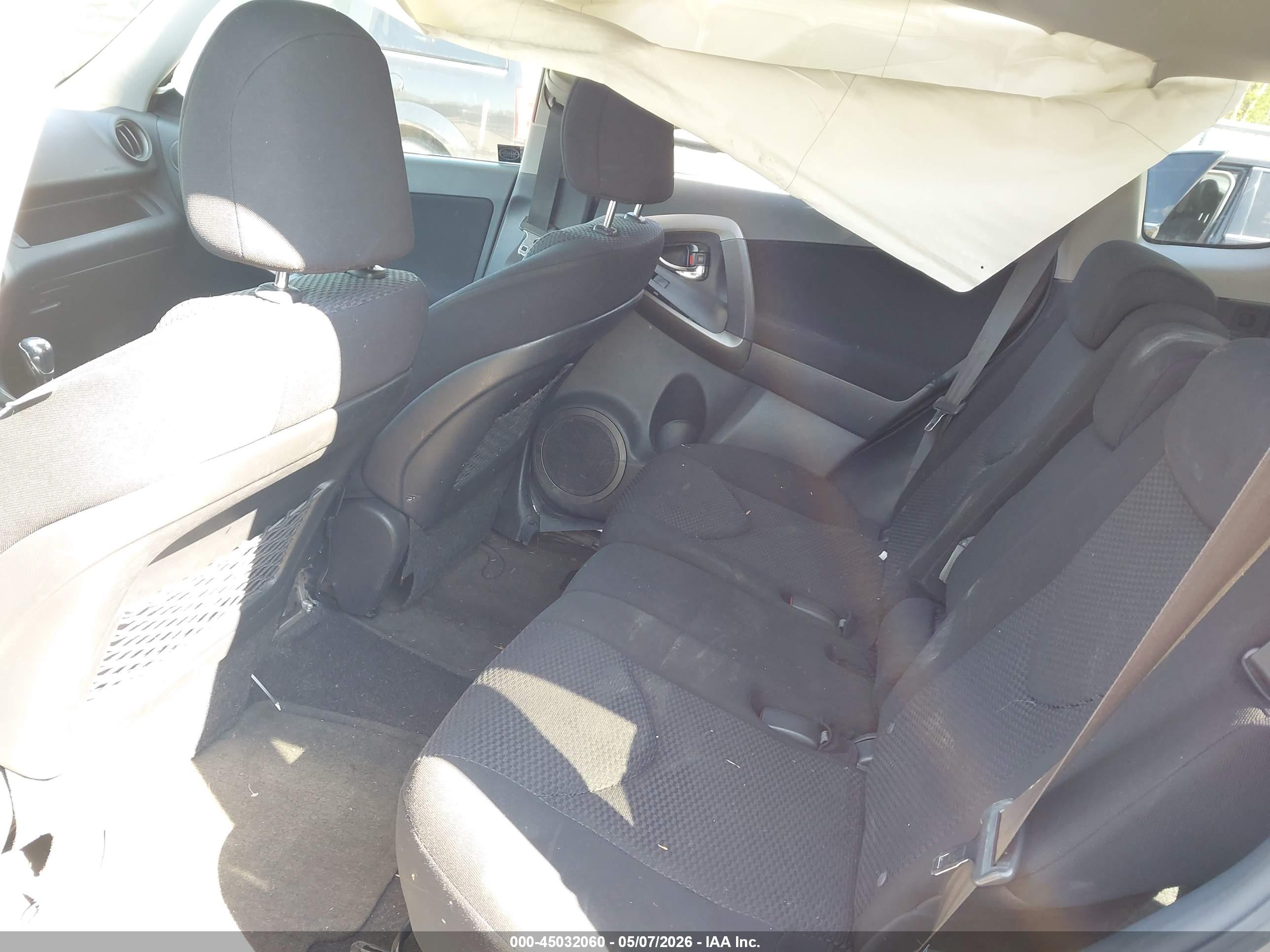 TOYOTA RAV4 image 8