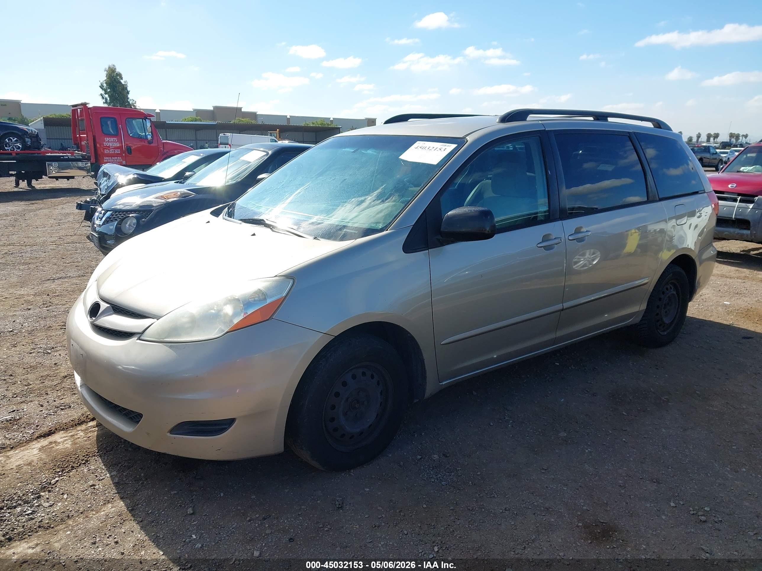 TOYOTA SIENNA image 2