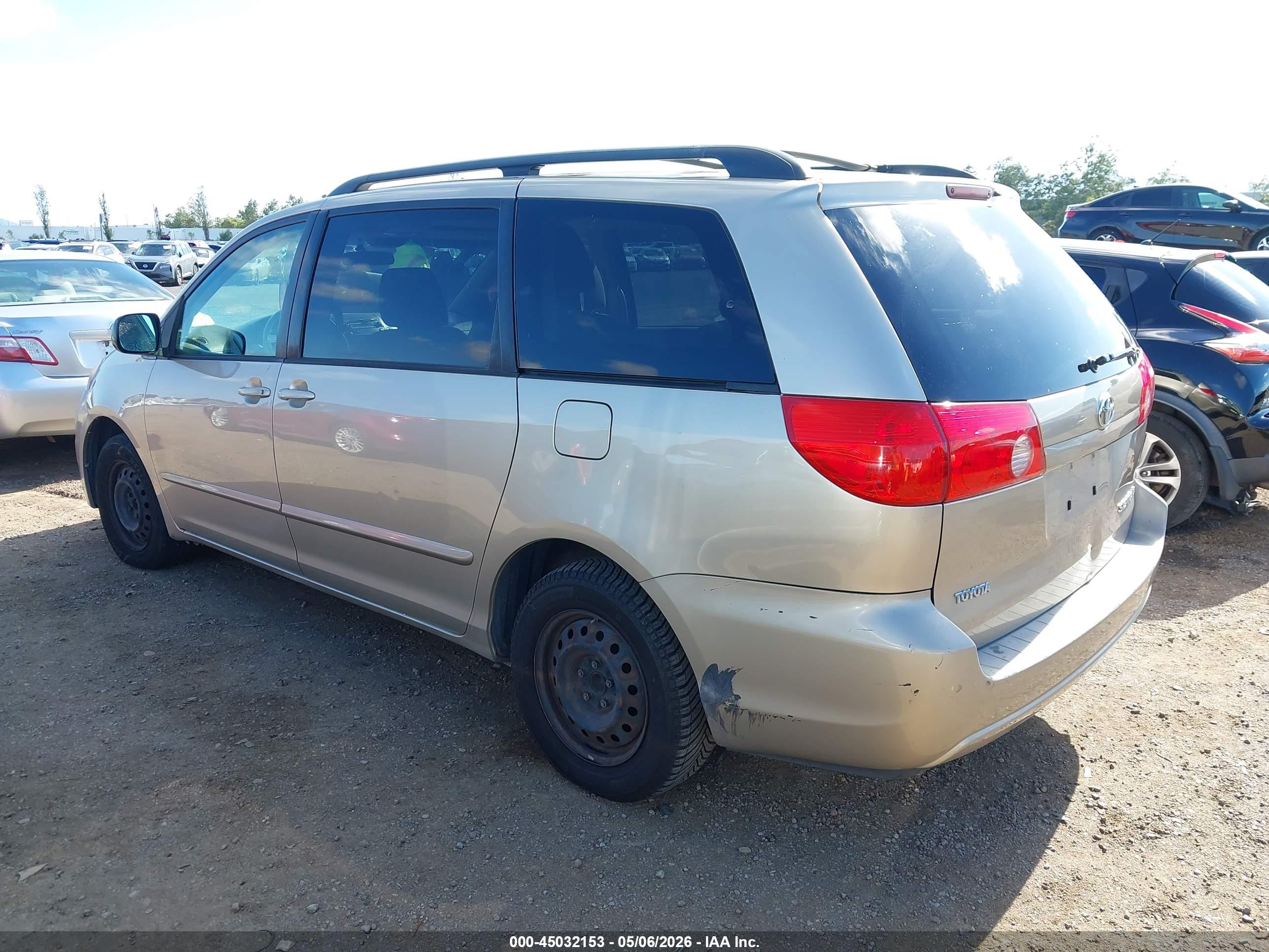 TOYOTA SIENNA image 3