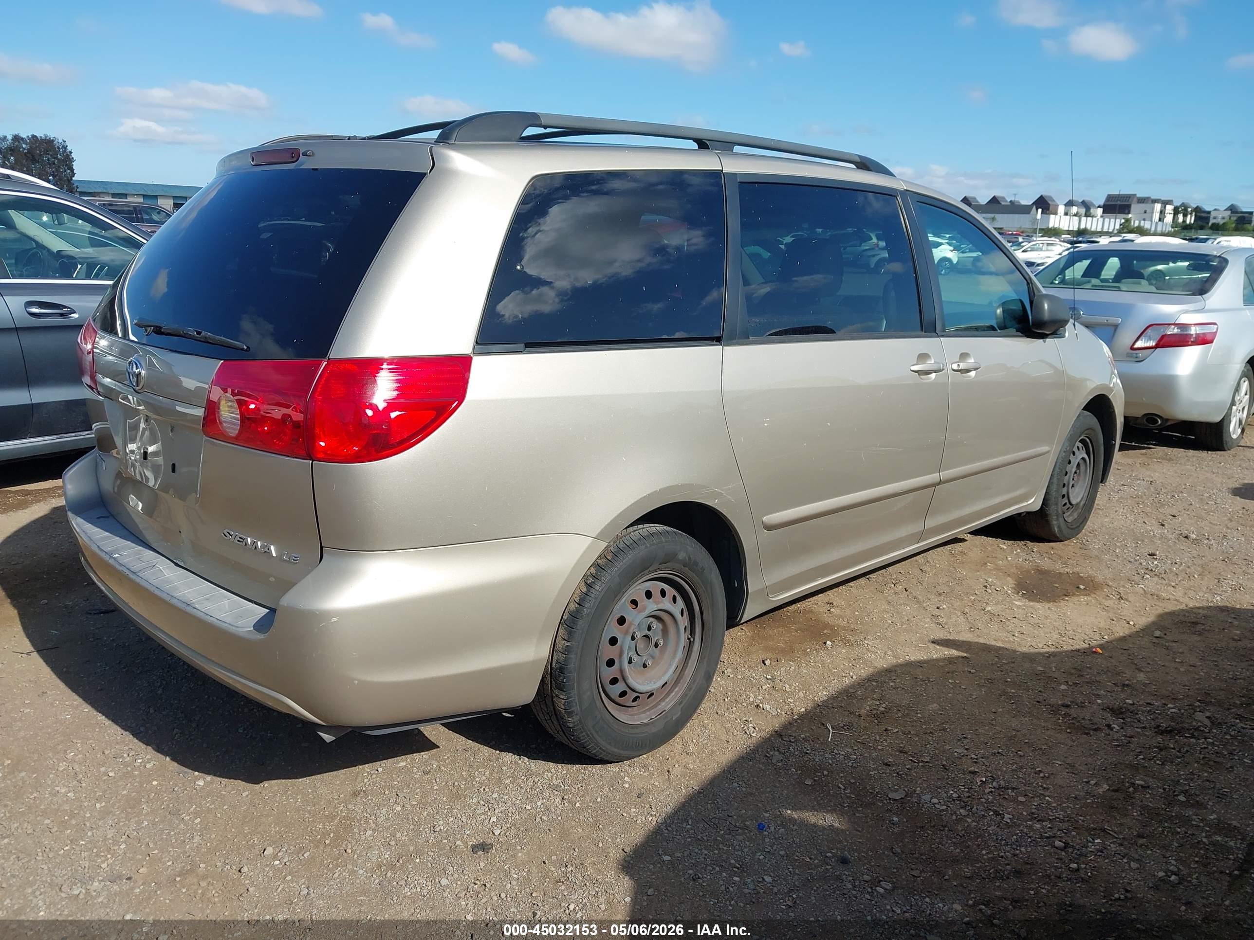 TOYOTA SIENNA image 4
