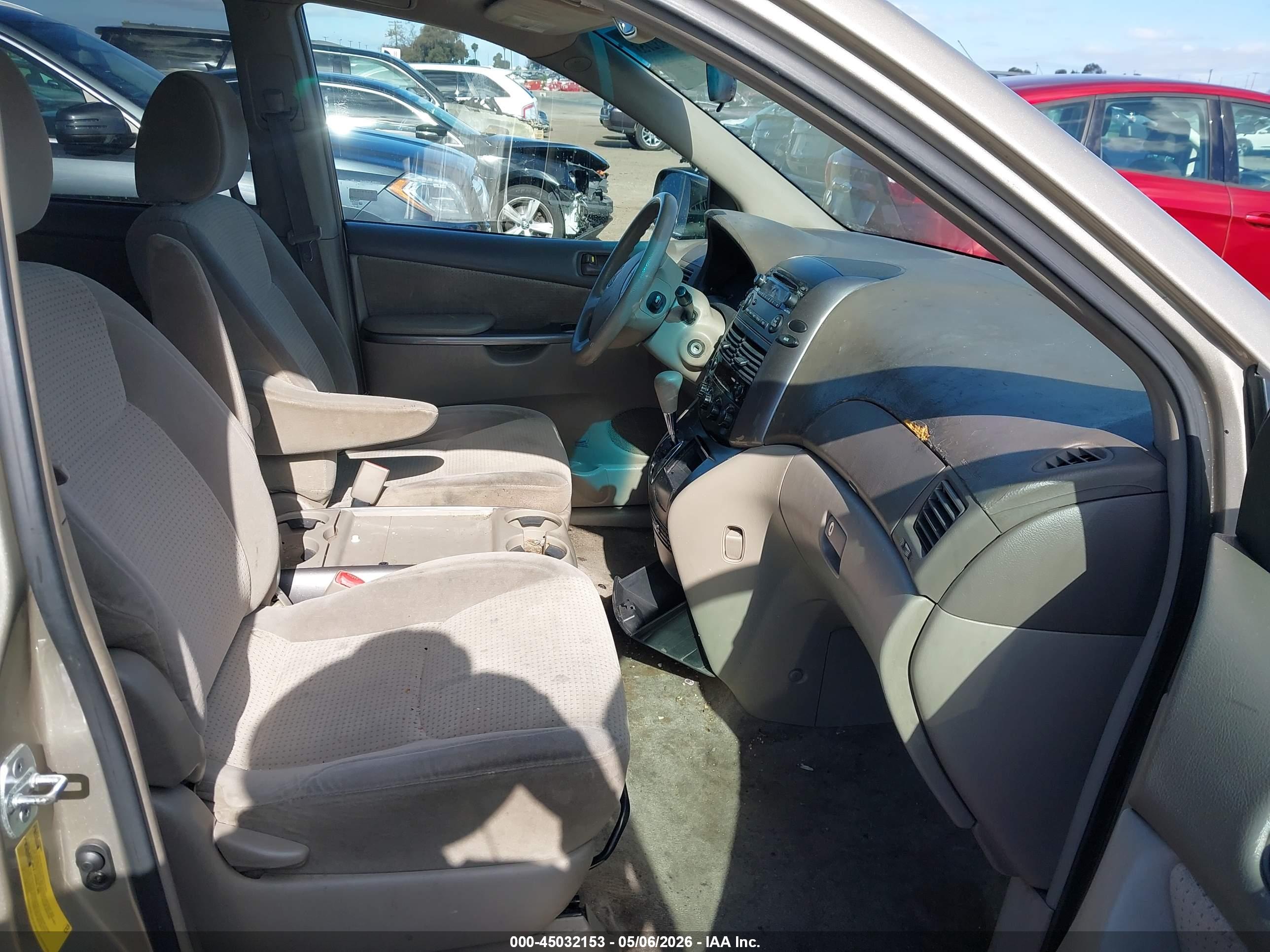 TOYOTA SIENNA image 5