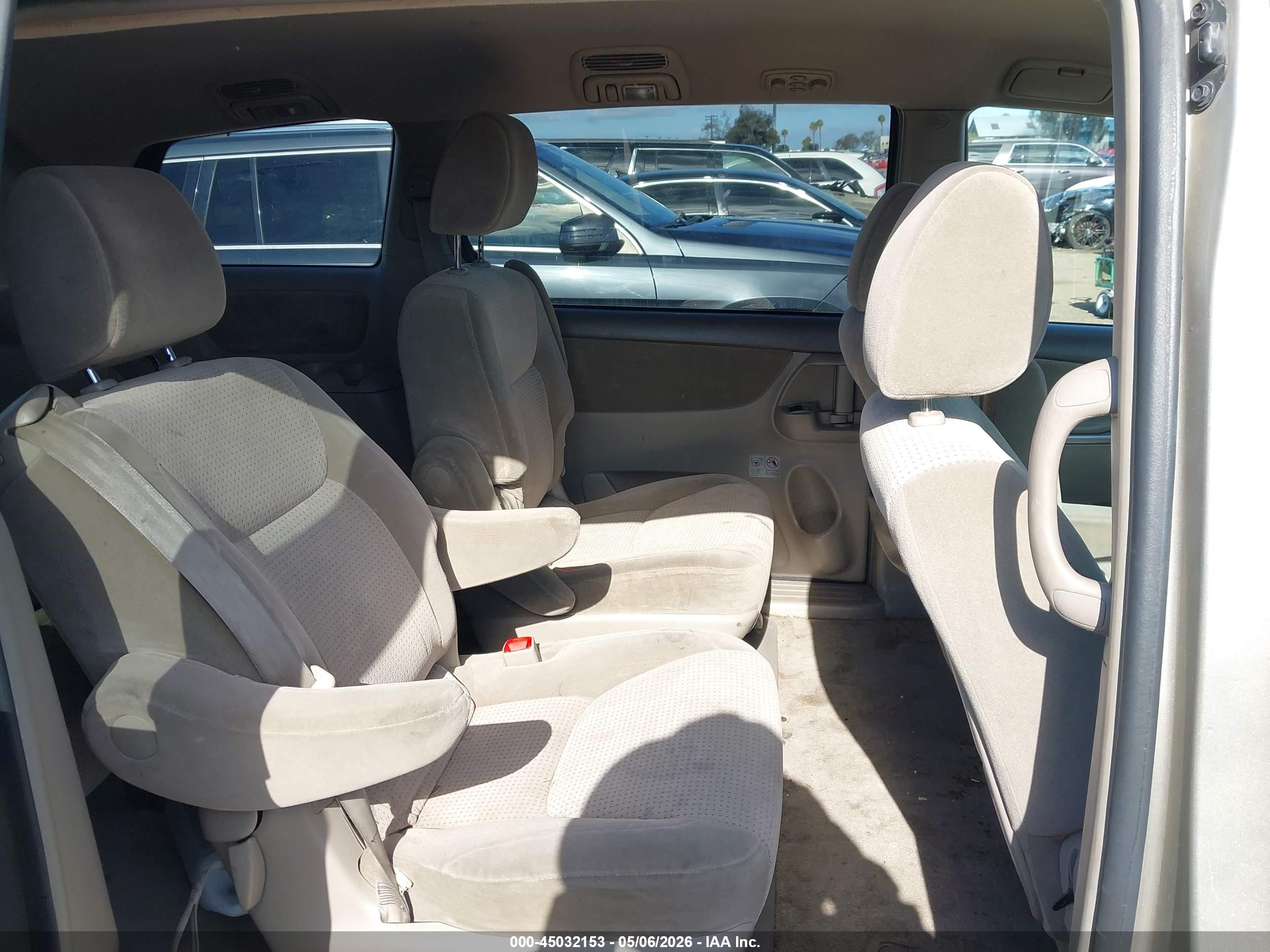 TOYOTA SIENNA image 8