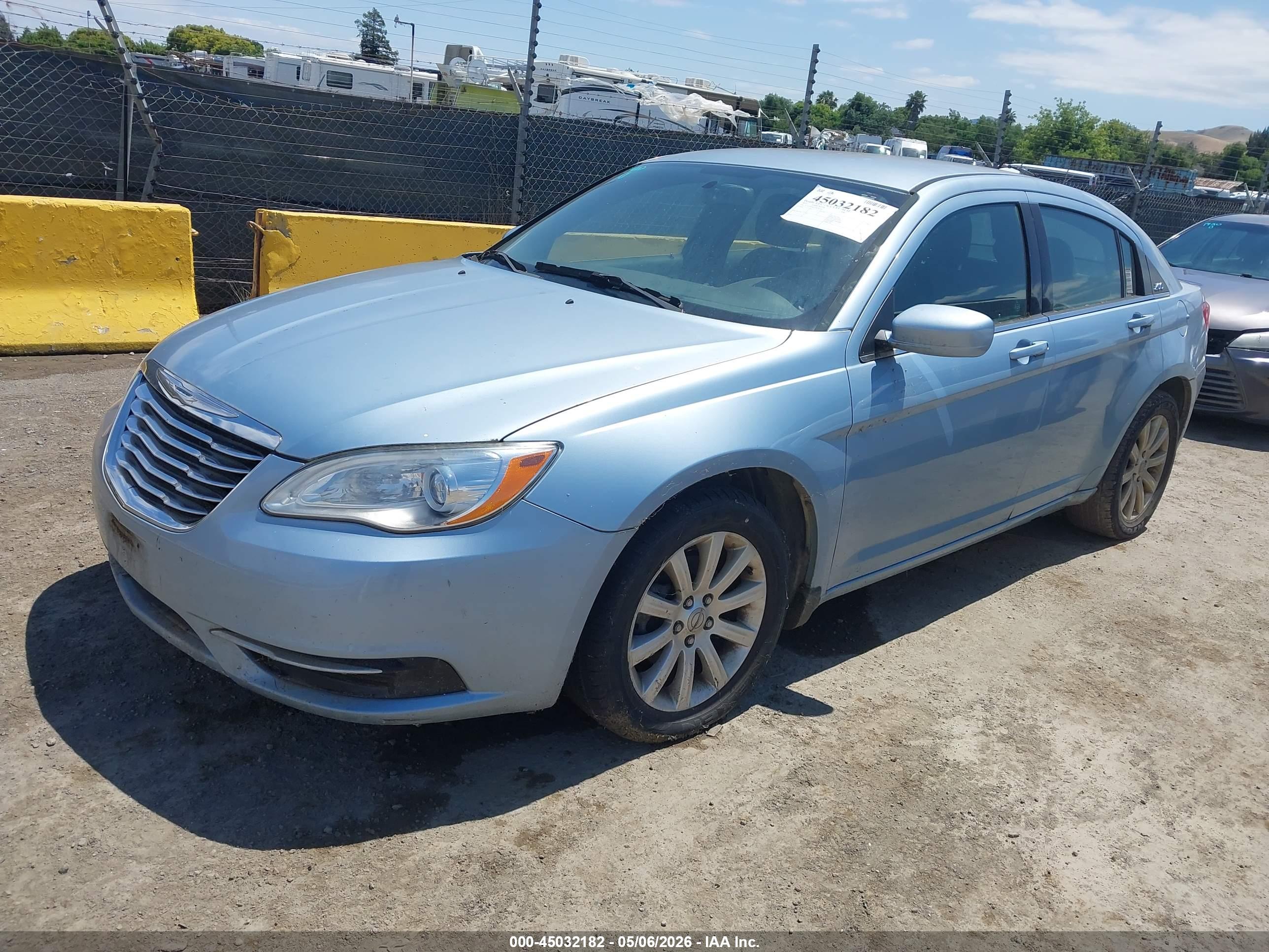CHRYSLER 200 image 2