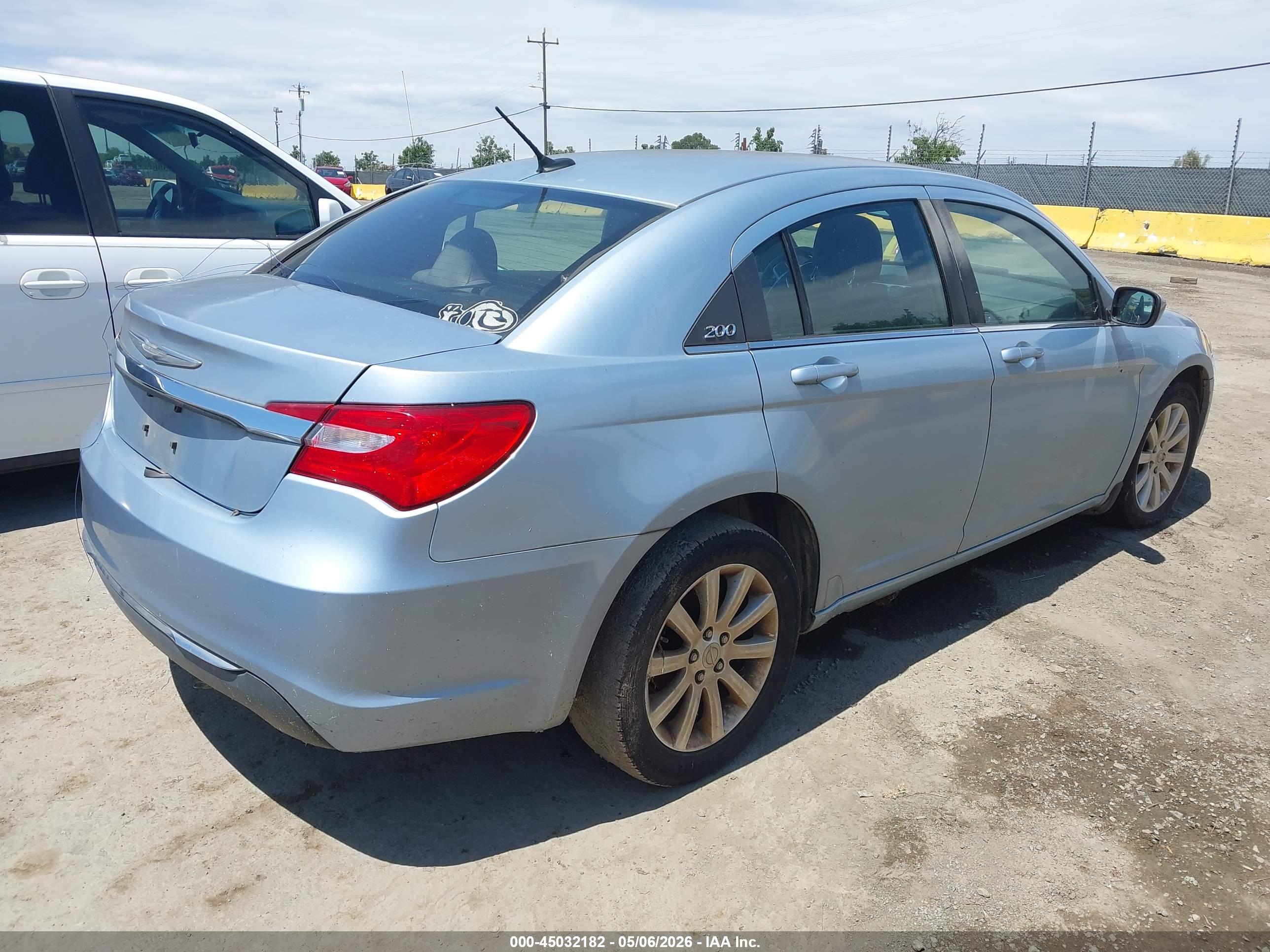 CHRYSLER 200 image 4