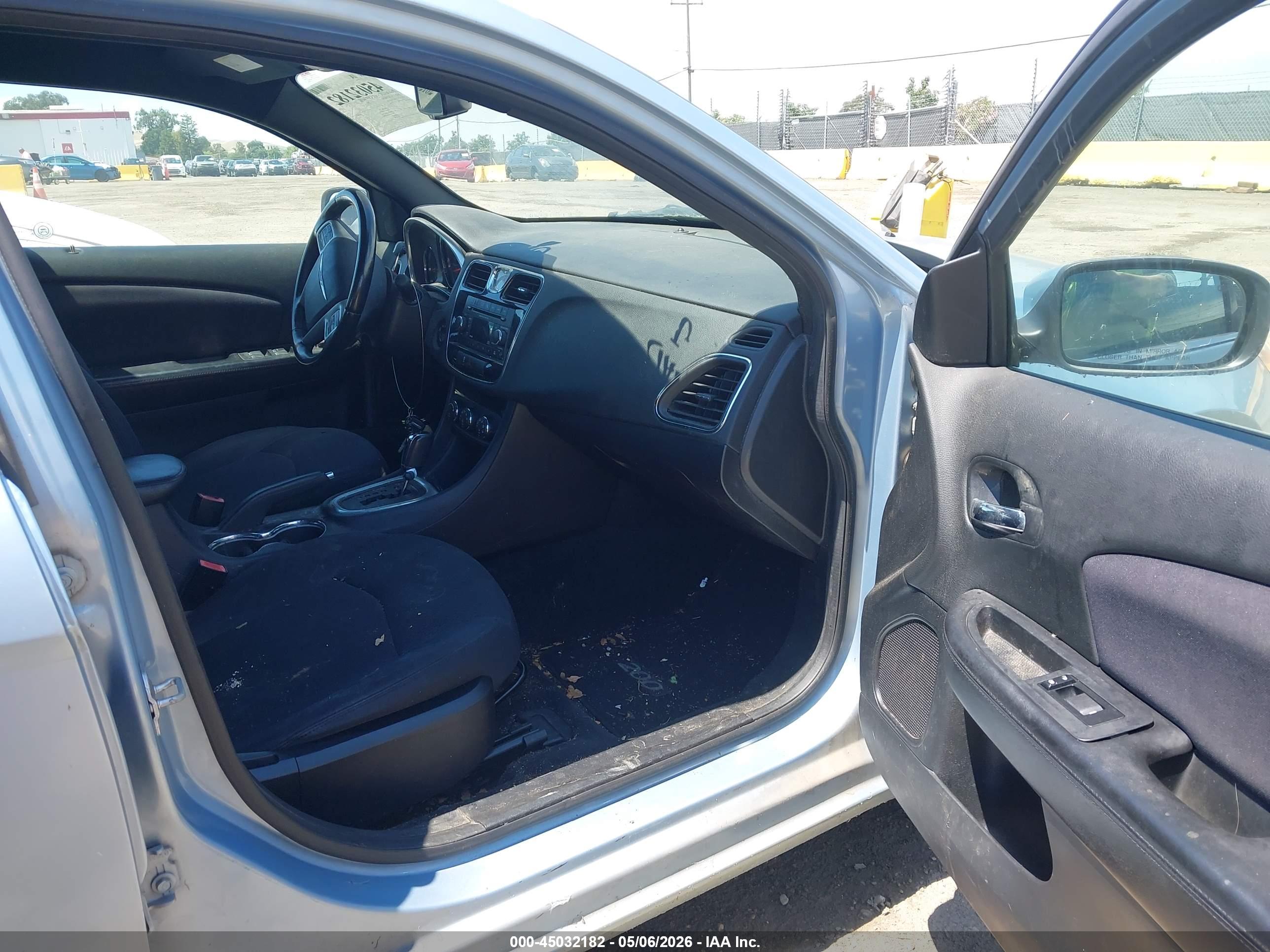 CHRYSLER 200 image 5