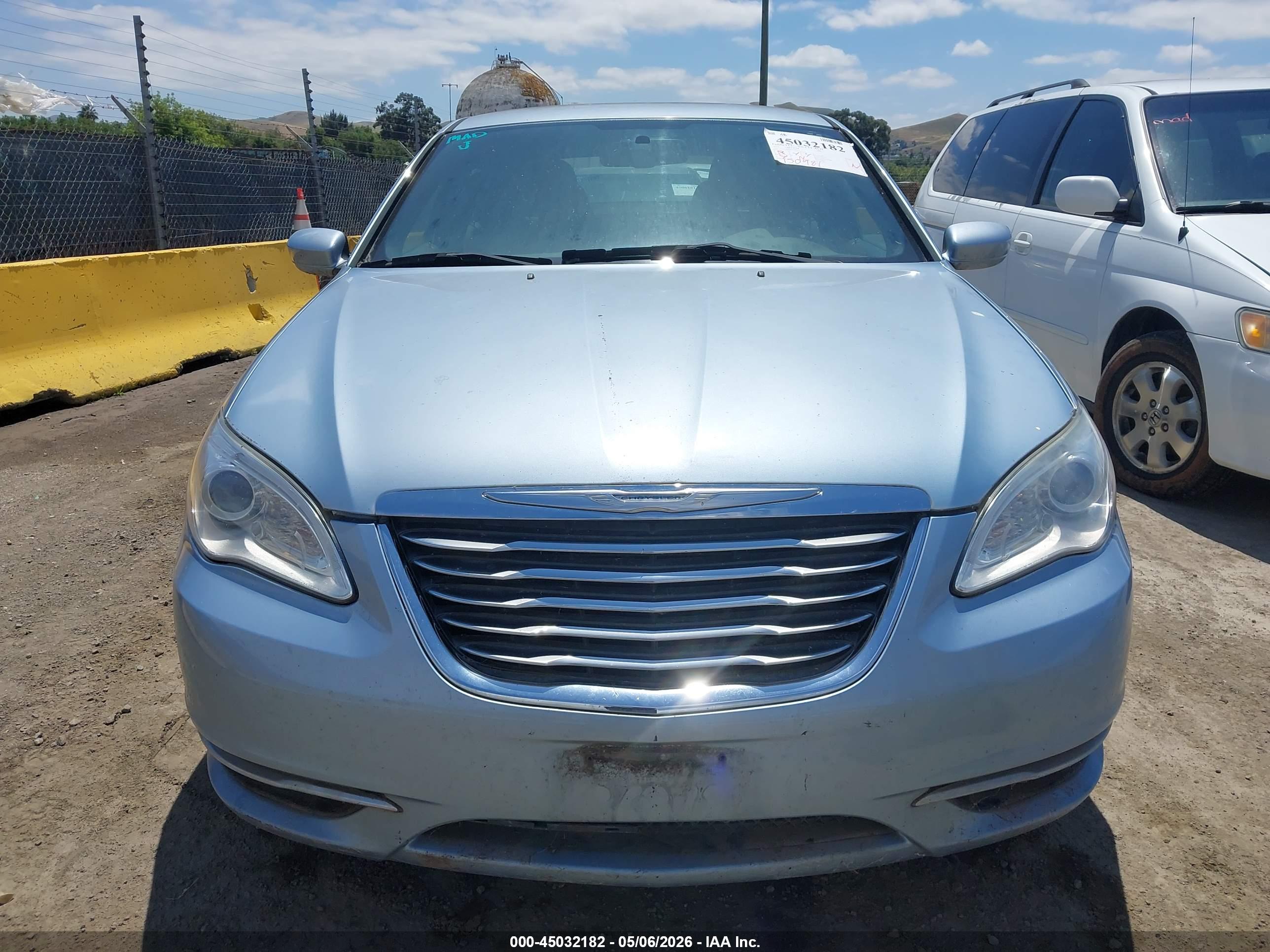 CHRYSLER 200 image 6