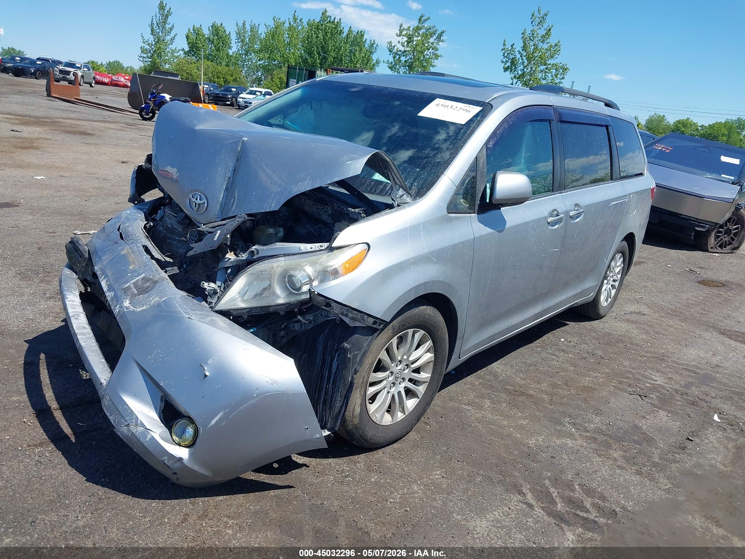 TOYOTA SIENNA image 2