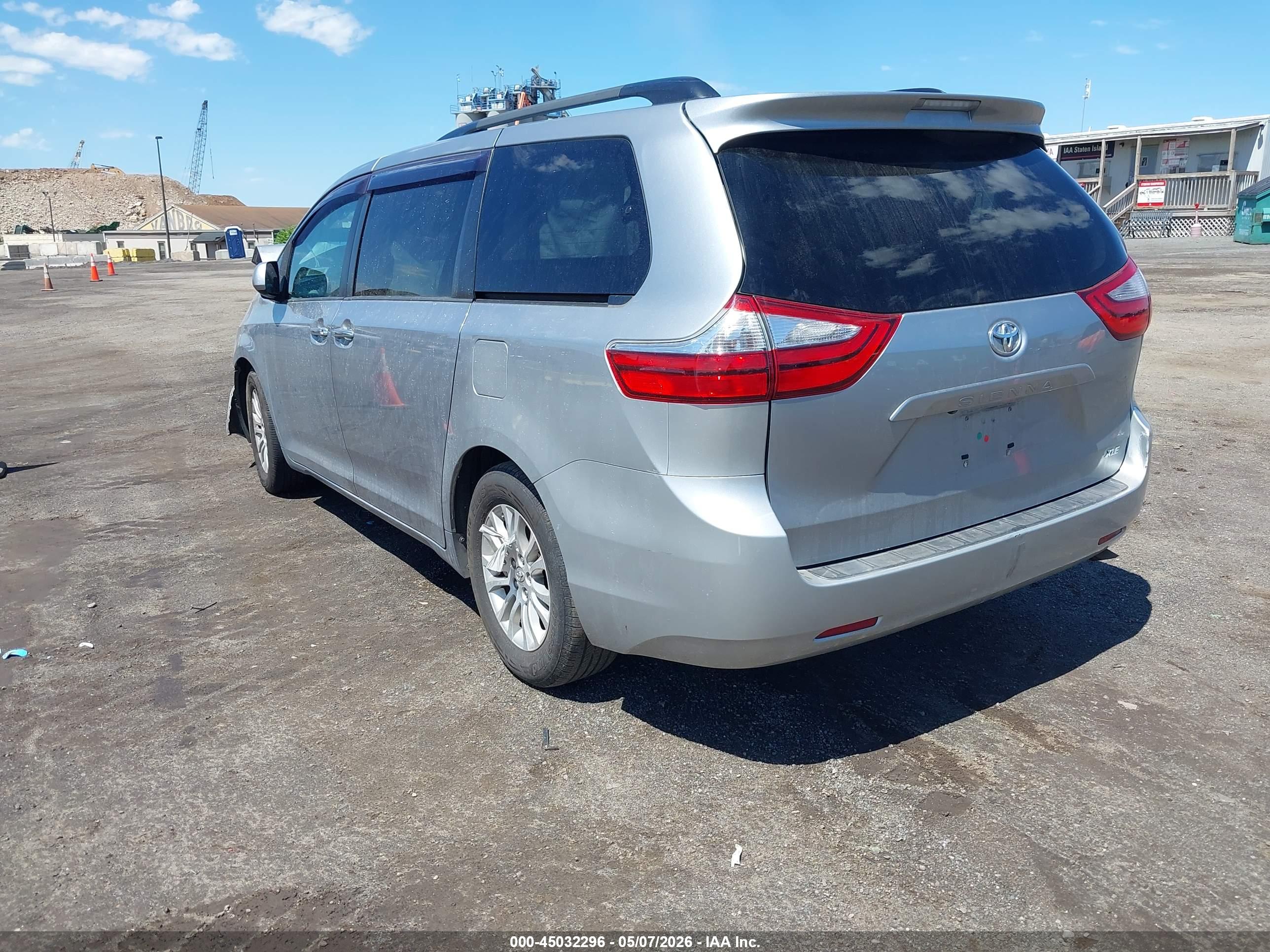 TOYOTA SIENNA image 3
