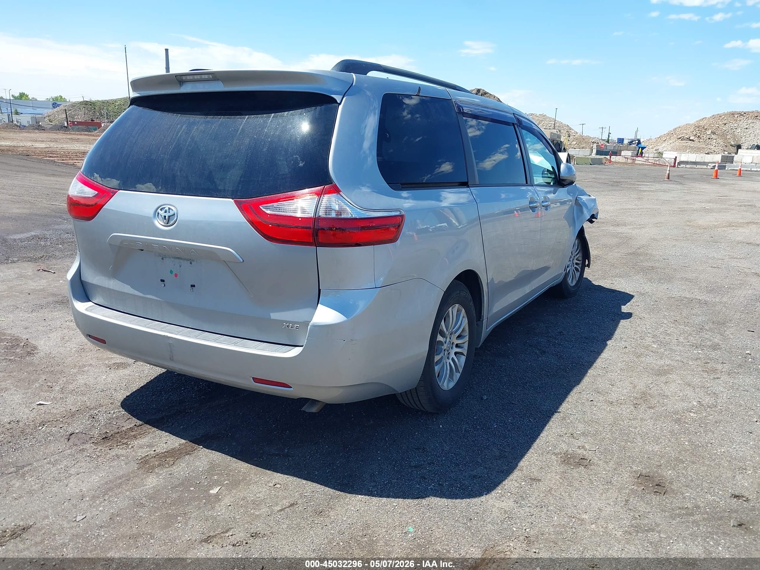 TOYOTA SIENNA image 4