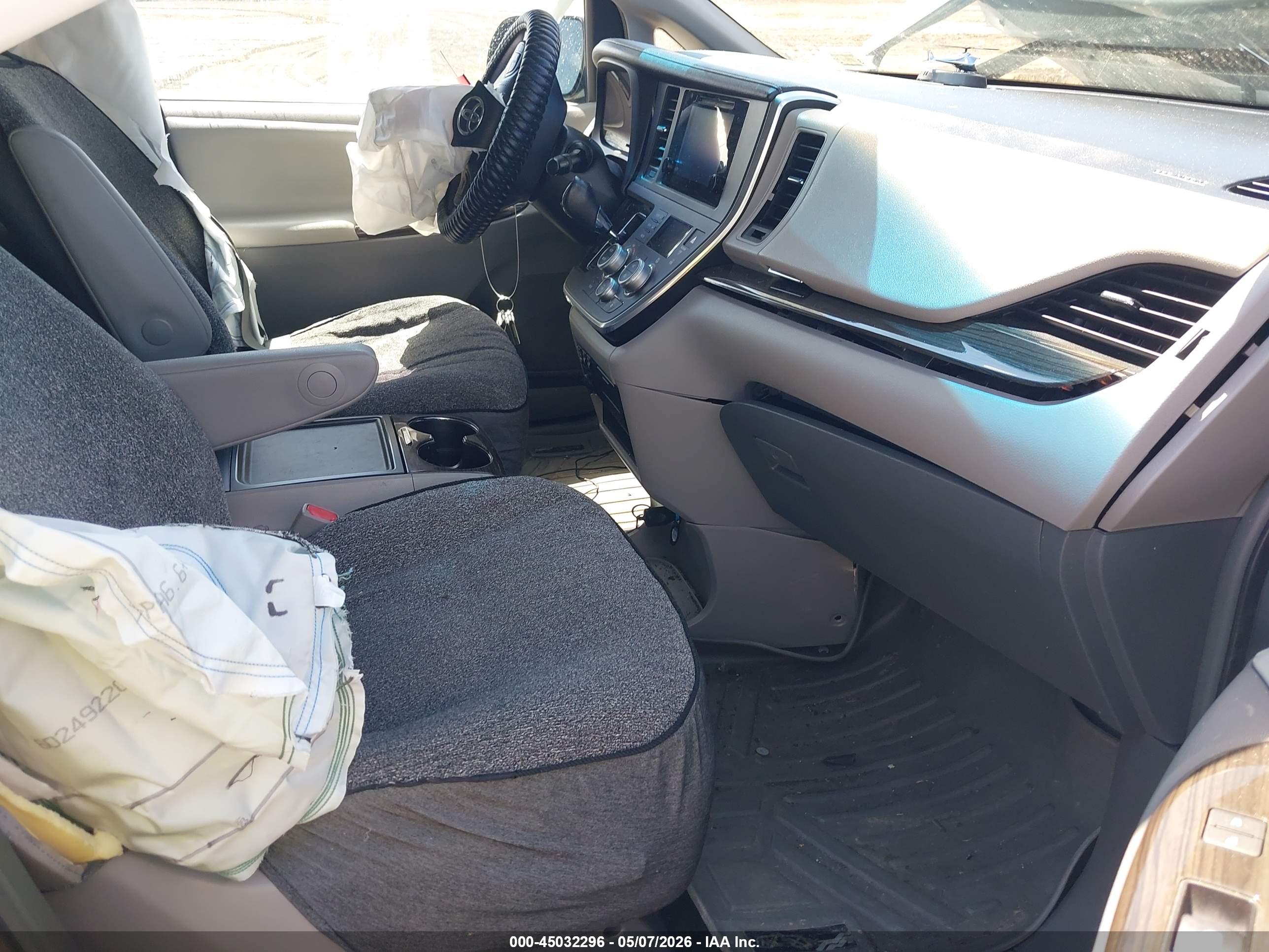 TOYOTA SIENNA image 5