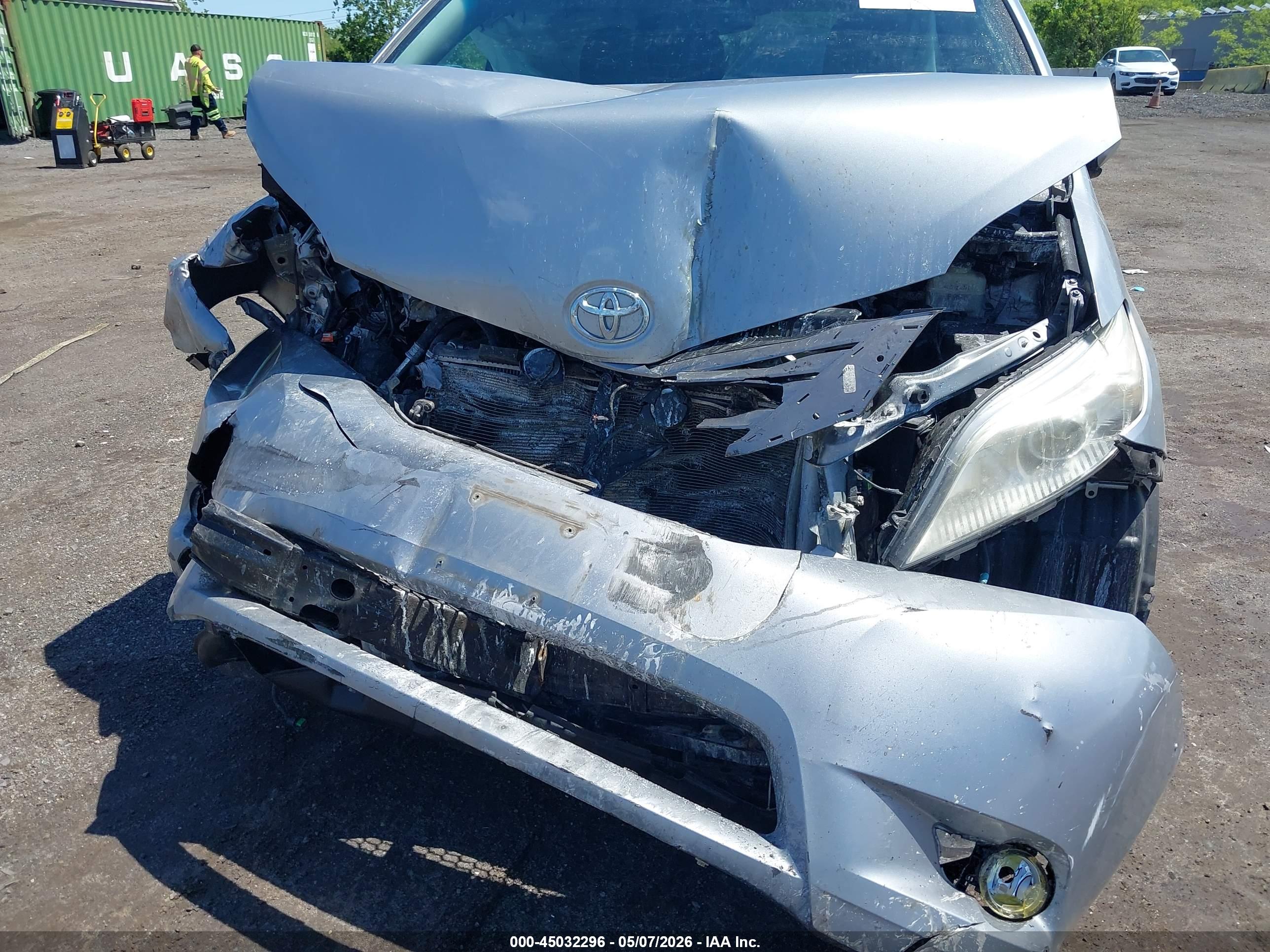 TOYOTA SIENNA image 6