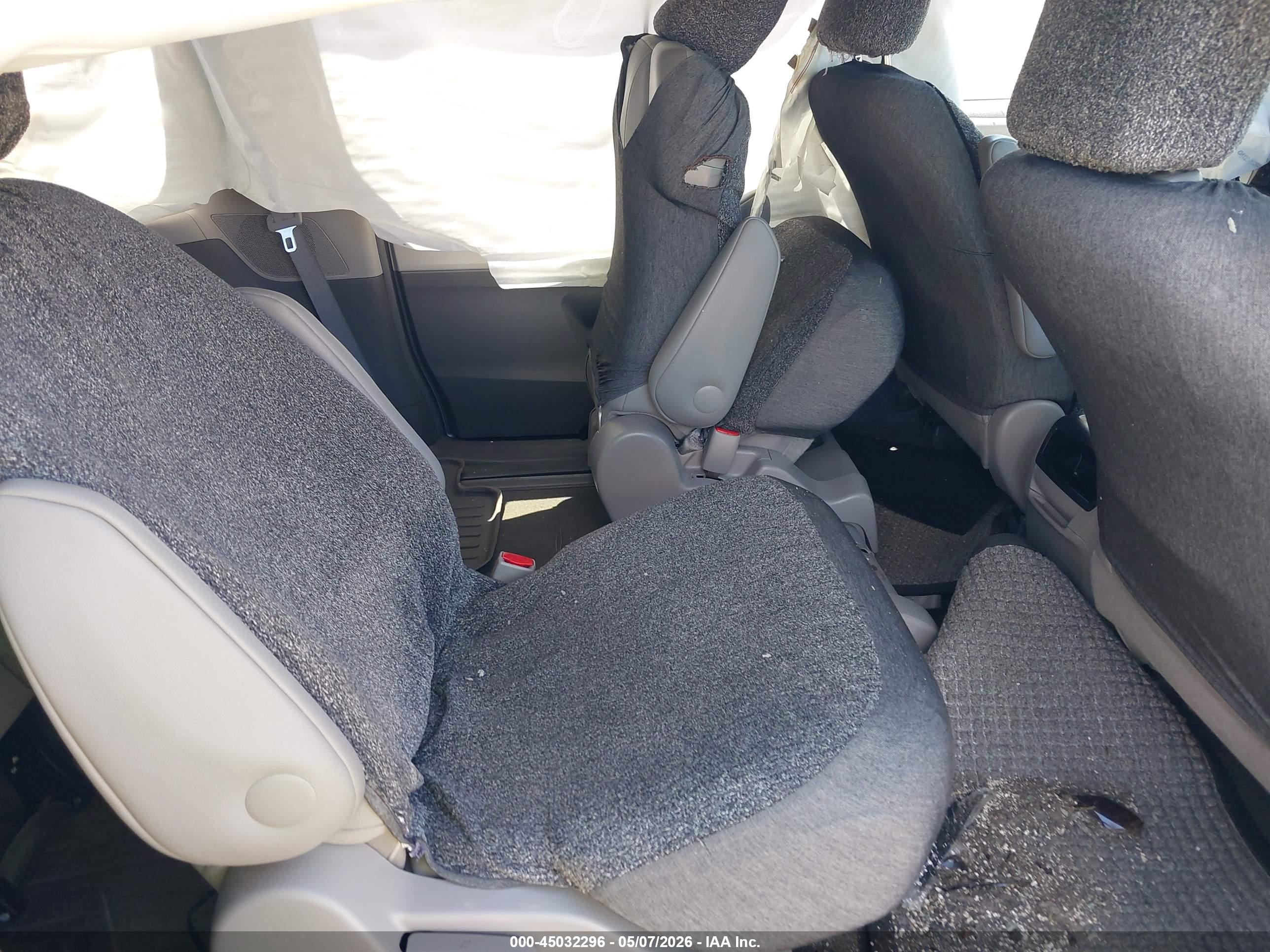 TOYOTA SIENNA image 8