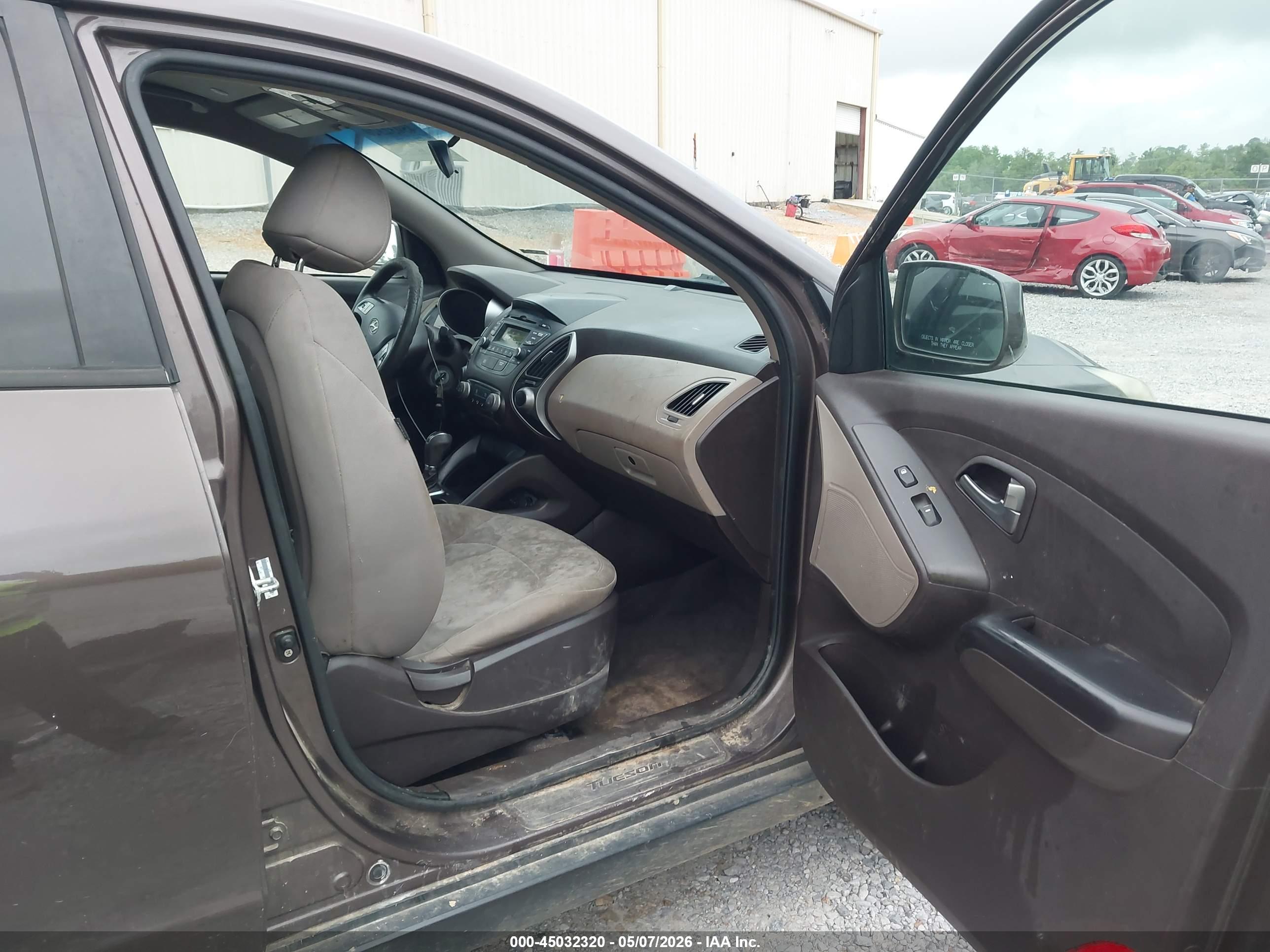 HYUNDAI TUCSON image 5