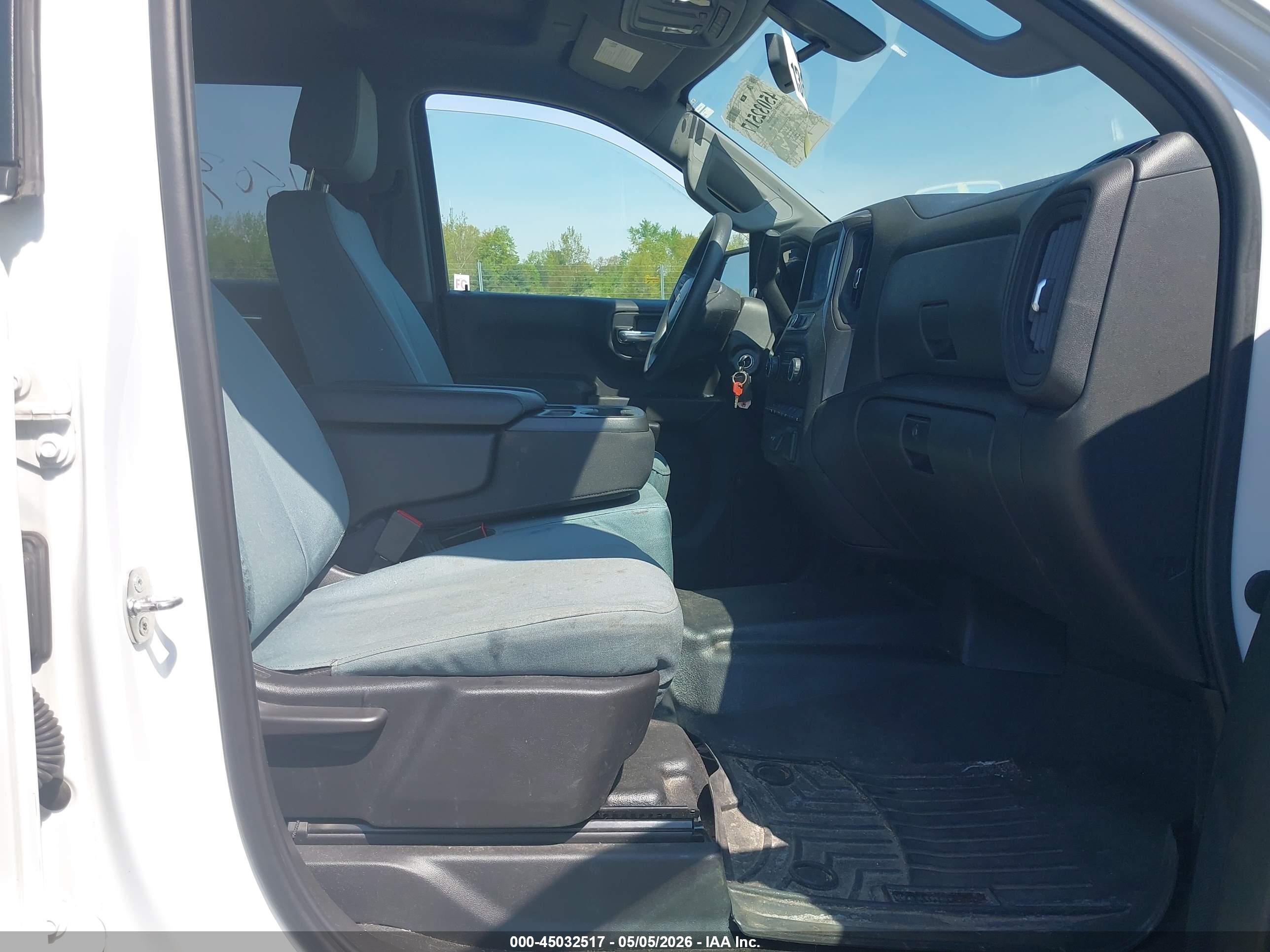 CHEVROLET SILVERADO image 5