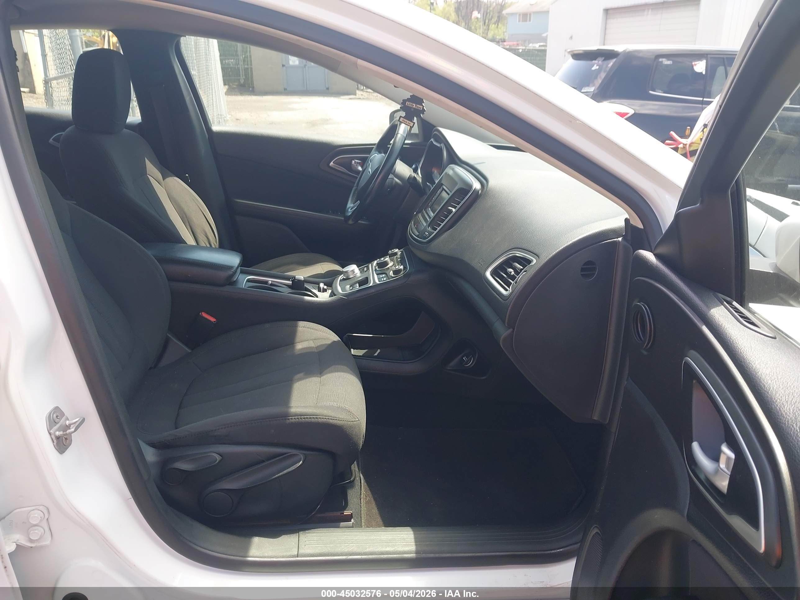 CHRYSLER 200 image 5