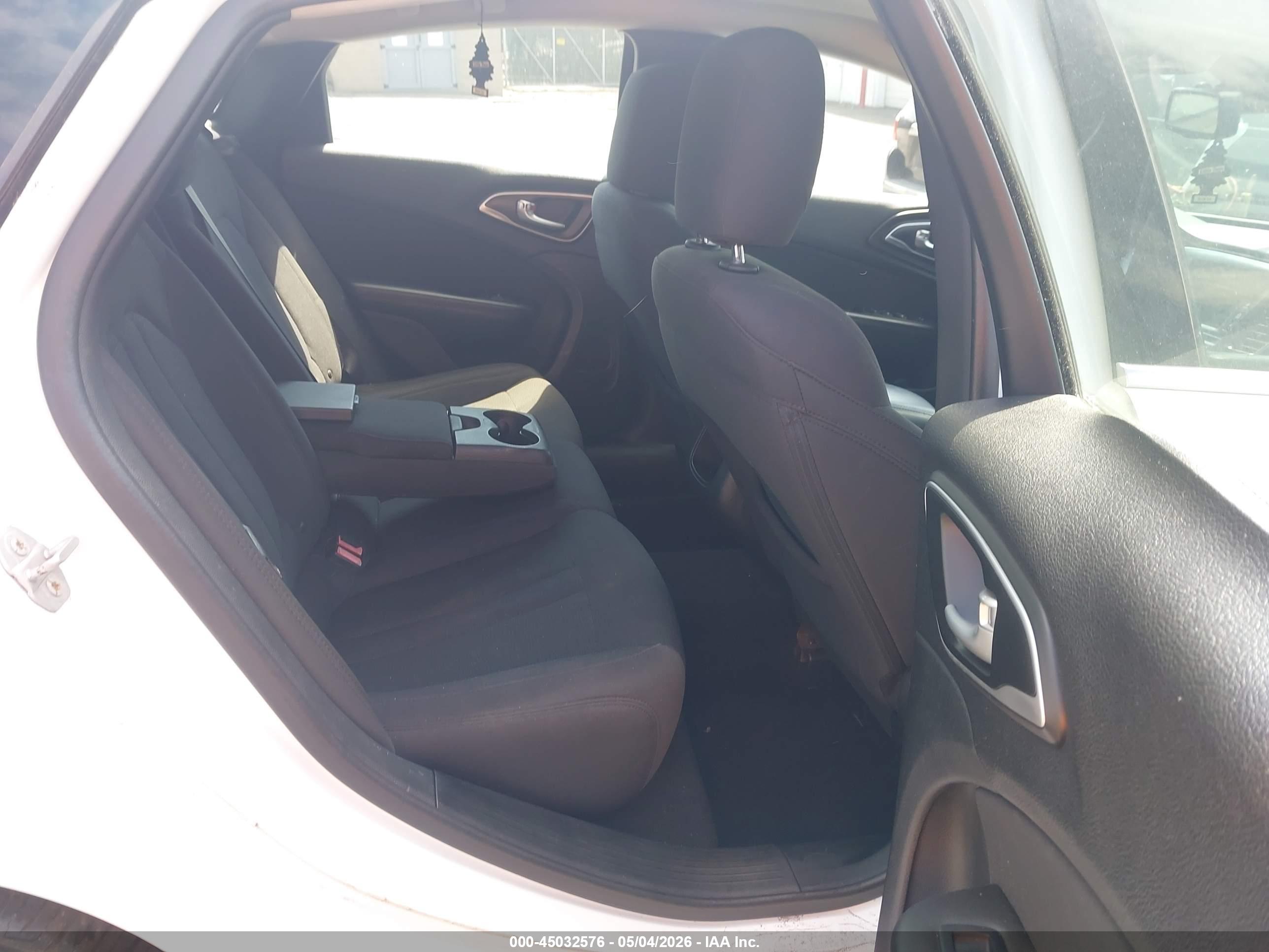 CHRYSLER 200 image 8