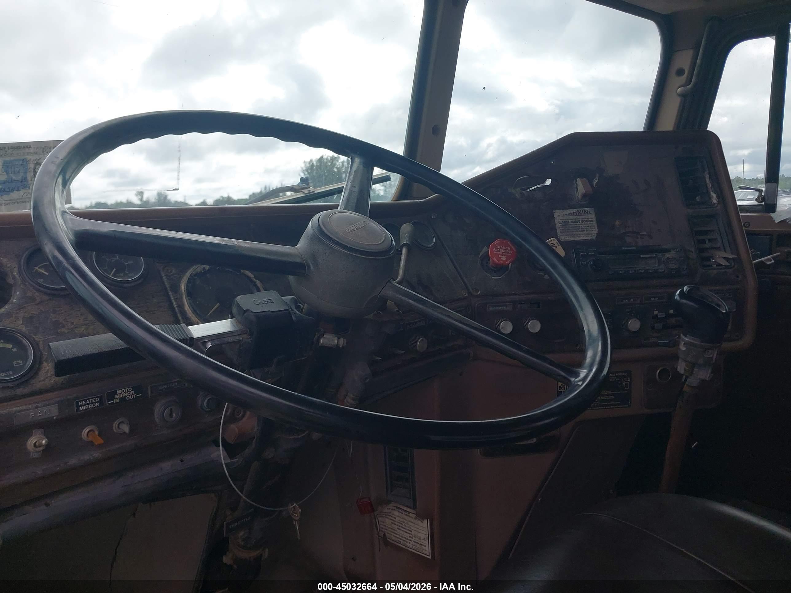 FREIGHTLINER CONVENTIONAL image 7