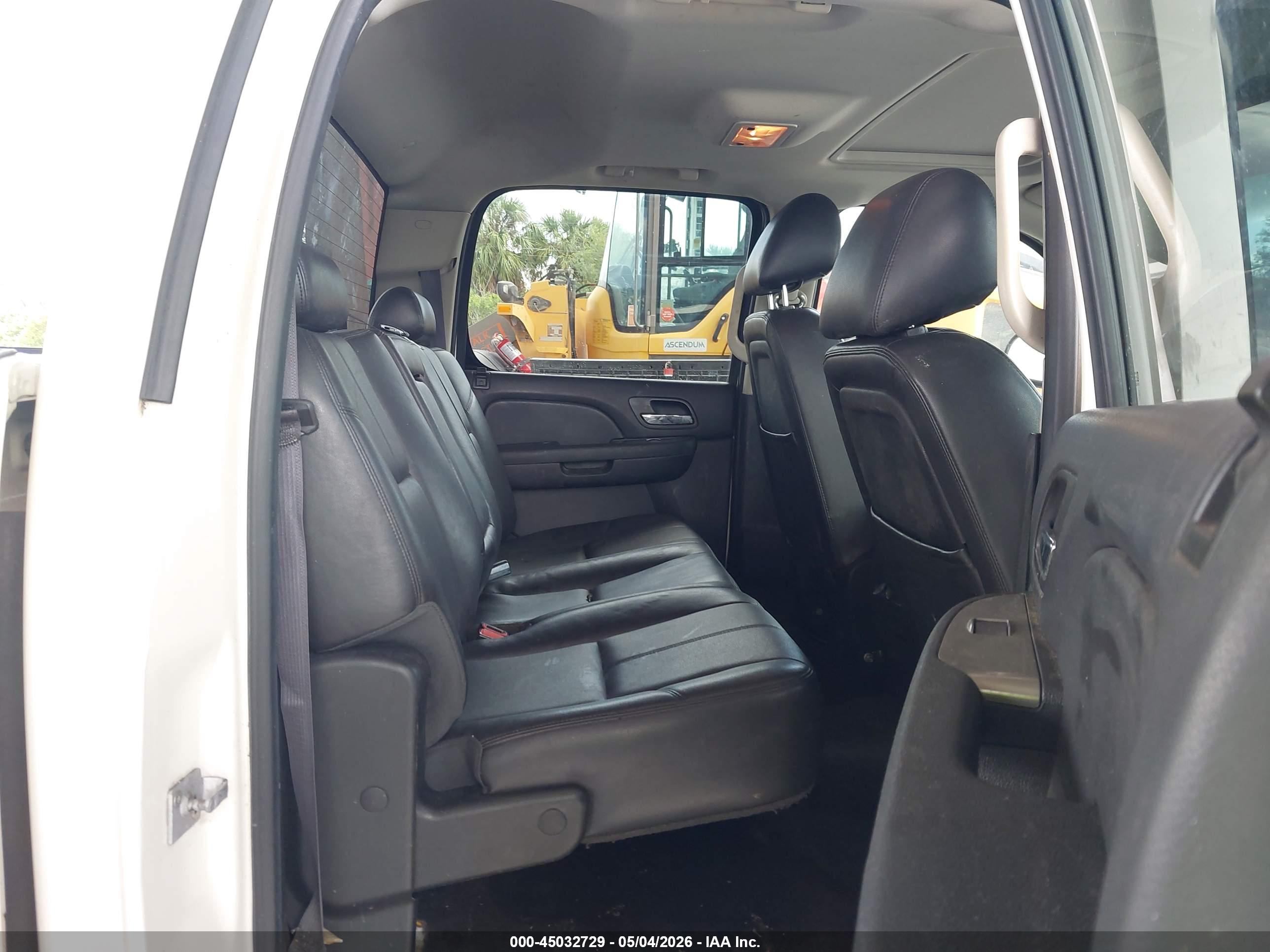 CHEVROLET SILVERADO image 8